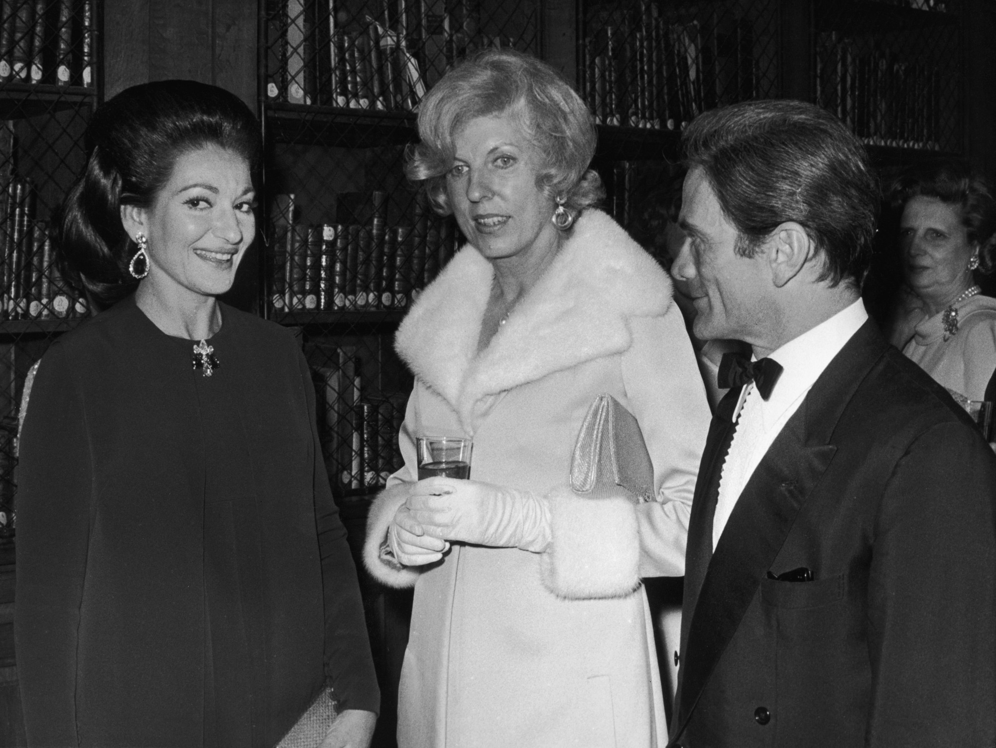 Claude Pompidou, la moglie del presidente francese Georges Pompidou assiste alla prima del film Medea, con Maria Callas (a sinistra), all'Opera di Parigi, il 29 gennaio 1970. A destra lo scrittore e regista Pier Paolo Pasolini. (Foto di Keystone / Hulton Archive)