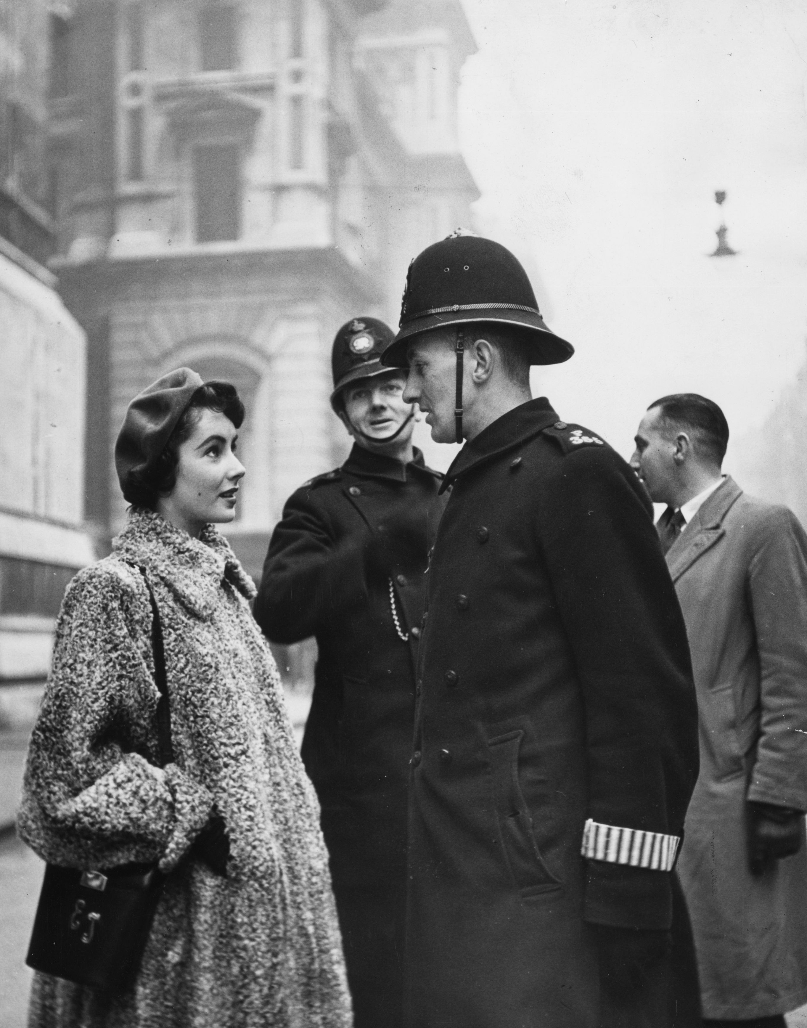 Chiacchierando con un bobby a Londra nel 1948