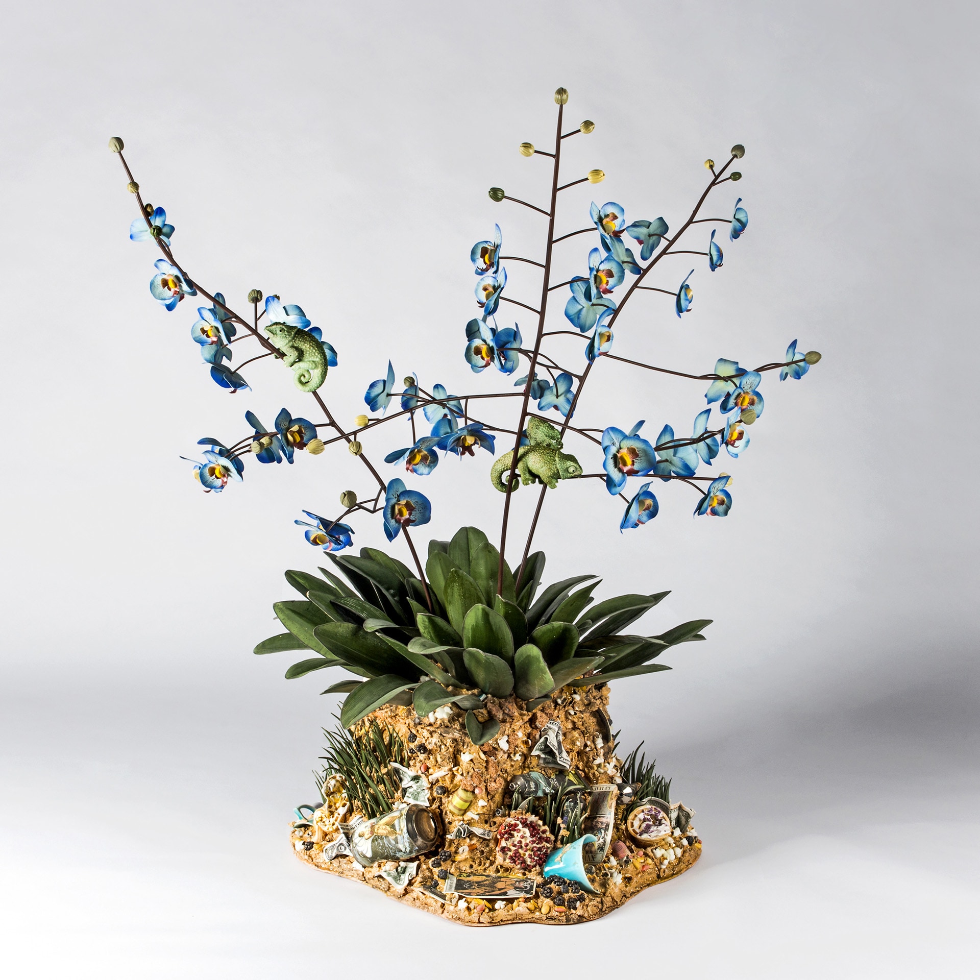 “Disgrazia con orchidee blu”, 2018, ceramica policroma, cm. h. 103 x 95 x 92
