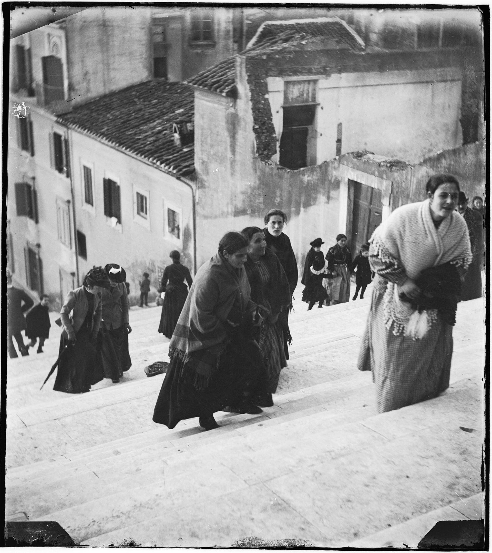 Giuseppe Primoli "Donne sulla scalinata dell'Ara Coeli". Roma, Fondazione Primoli