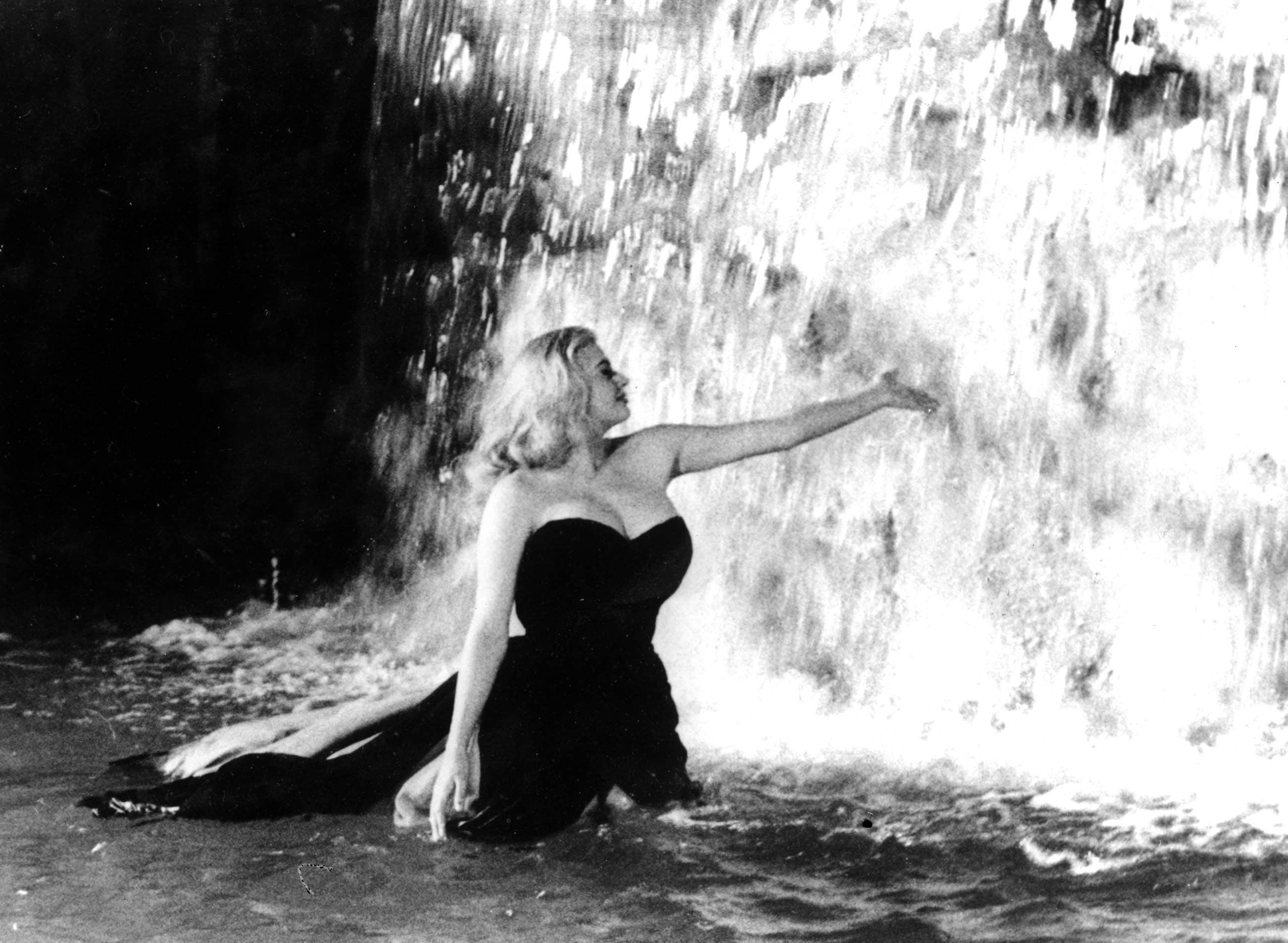 Il mitico bagno nella Fontana di Trevi de "La dolce vita", 1960