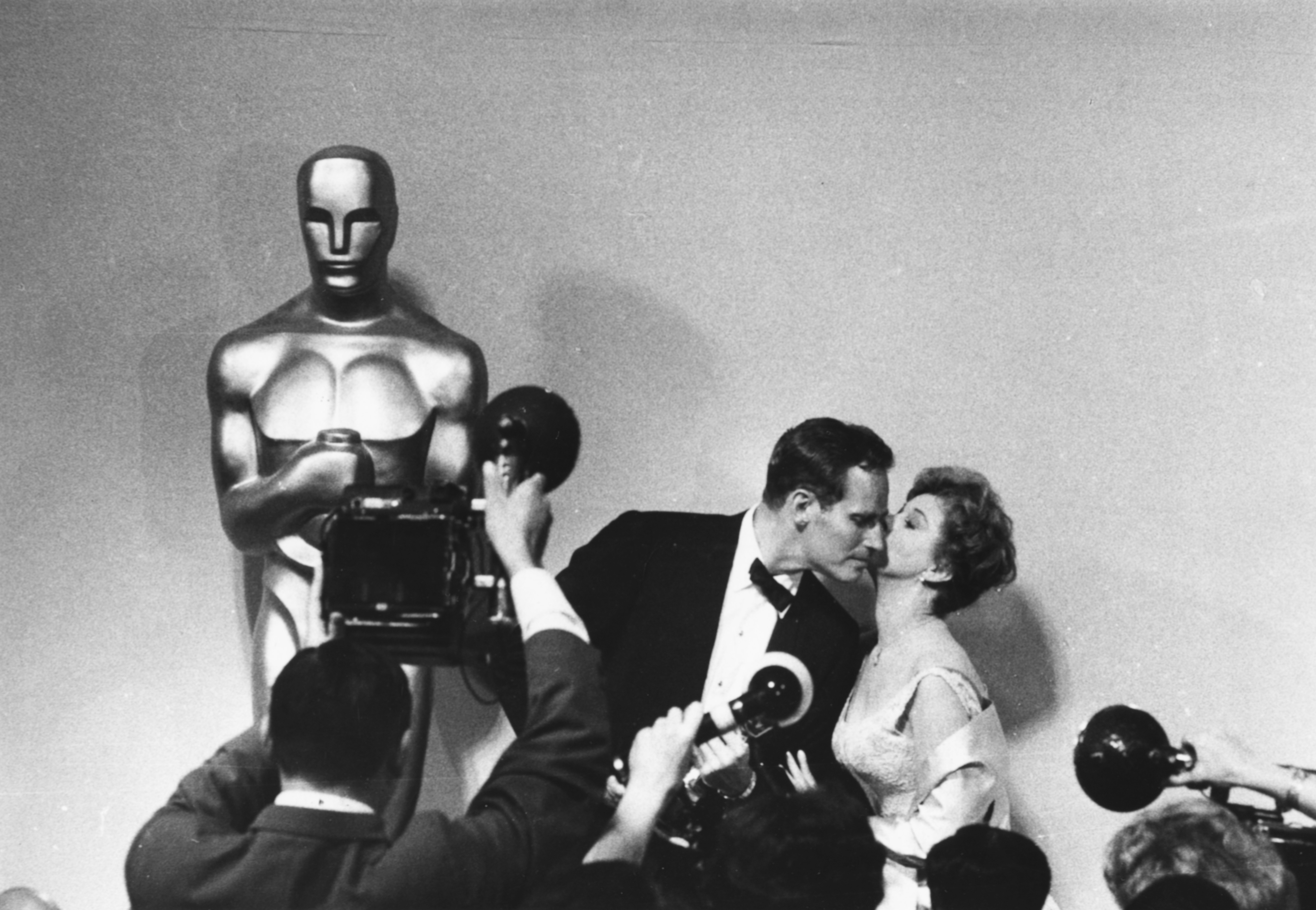 1960. Con l'attrice Susan Hayward dopo aver ricevuto l'Oscar per la sua interpretazione in "Ben Hur" di William Wyler