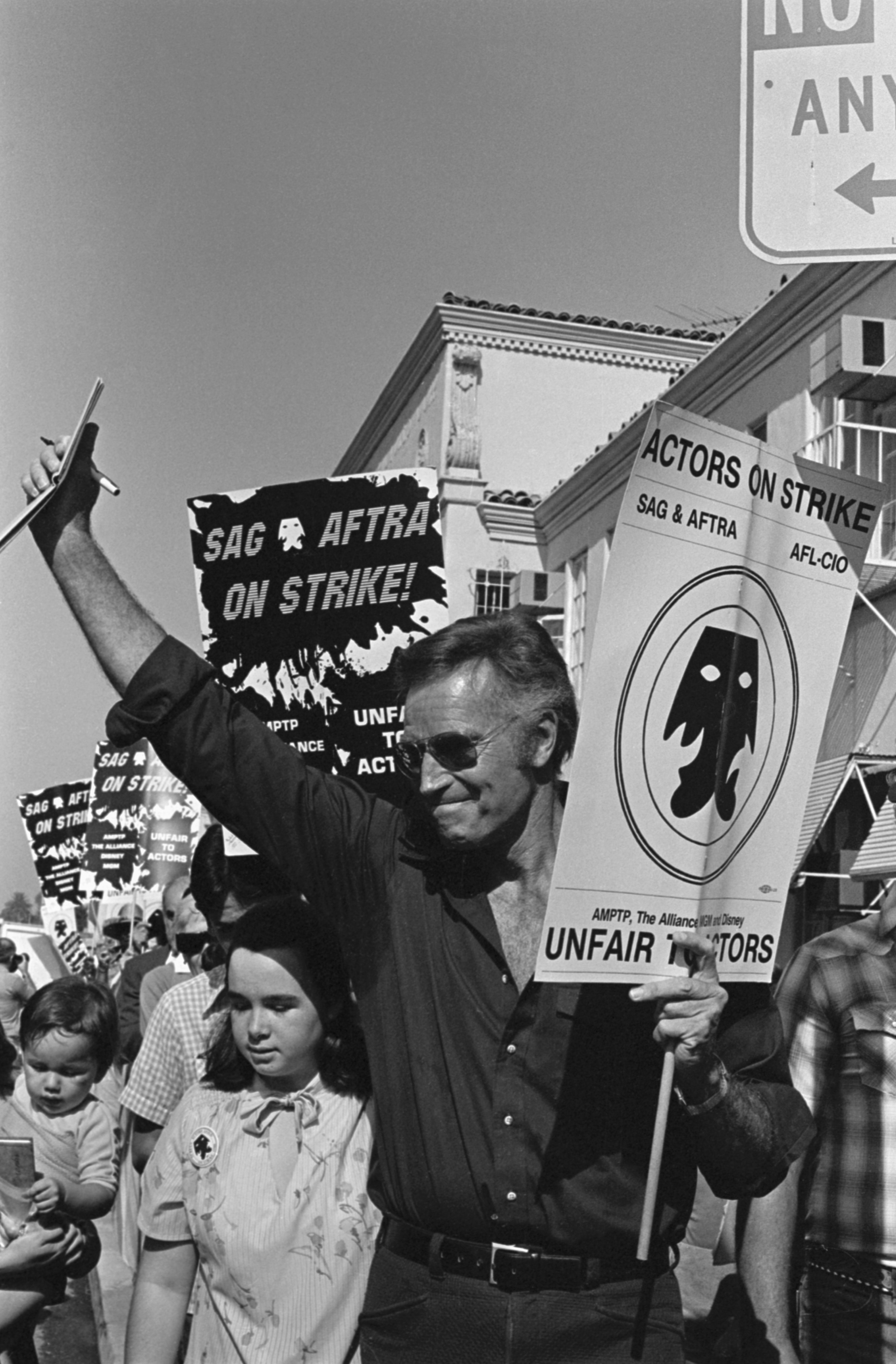 1980. L'attore manifesta per le strade di Hollywood durante uno sciopero degli attori