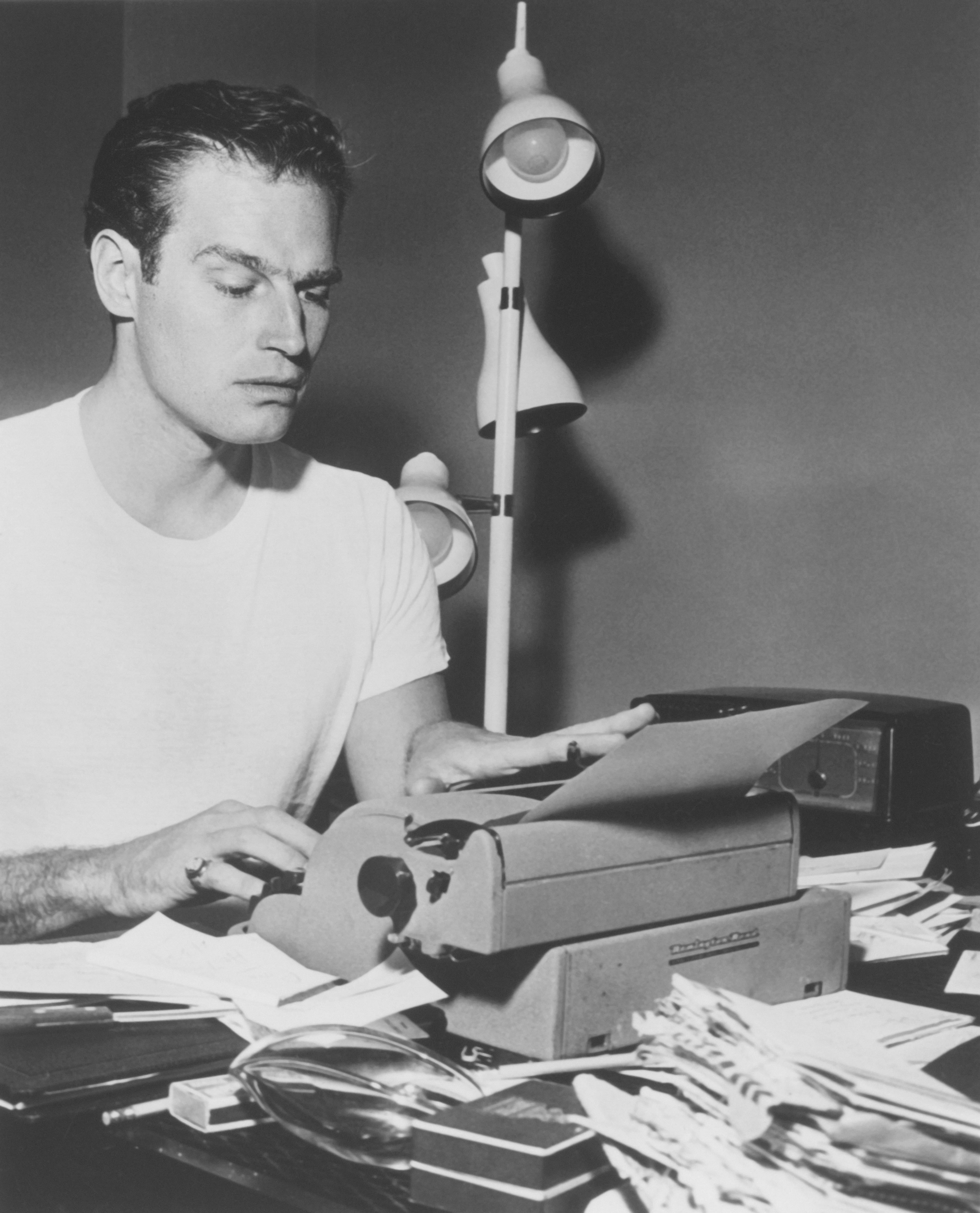 1953. Alla macchina da scrivere per rispondere alle lettere delle ammiratrici