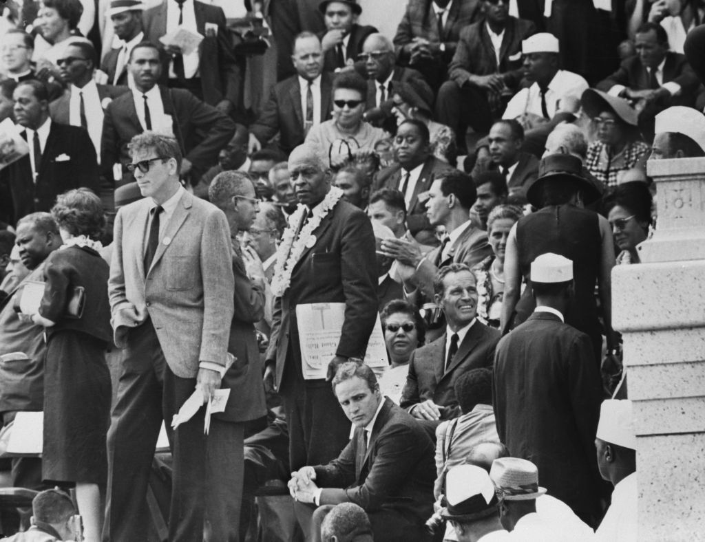 28 agosto 1963. Sui gradini del Lincoln Memorial durante la Marchia su Washington per il Lavoro e la Libertà. Con Heston, da sinistra, Burt Lancaster, Benjamin Mays e Marlon Brando