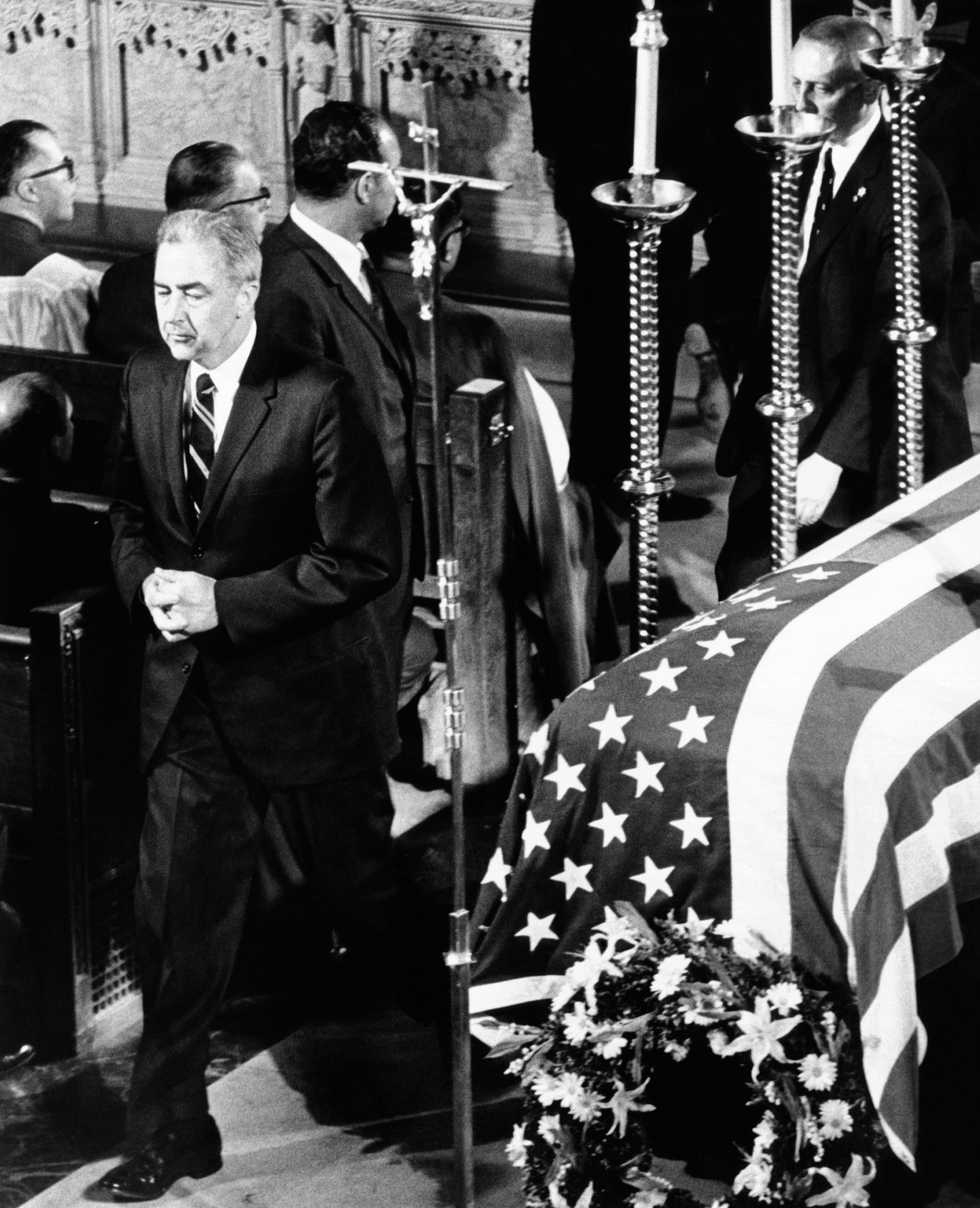 Un momento dei funerali di Robert Kennedy, ucciso in seguito ad un attento realizzato durante i festeggiamenti per la vittoria alle primarie in California.