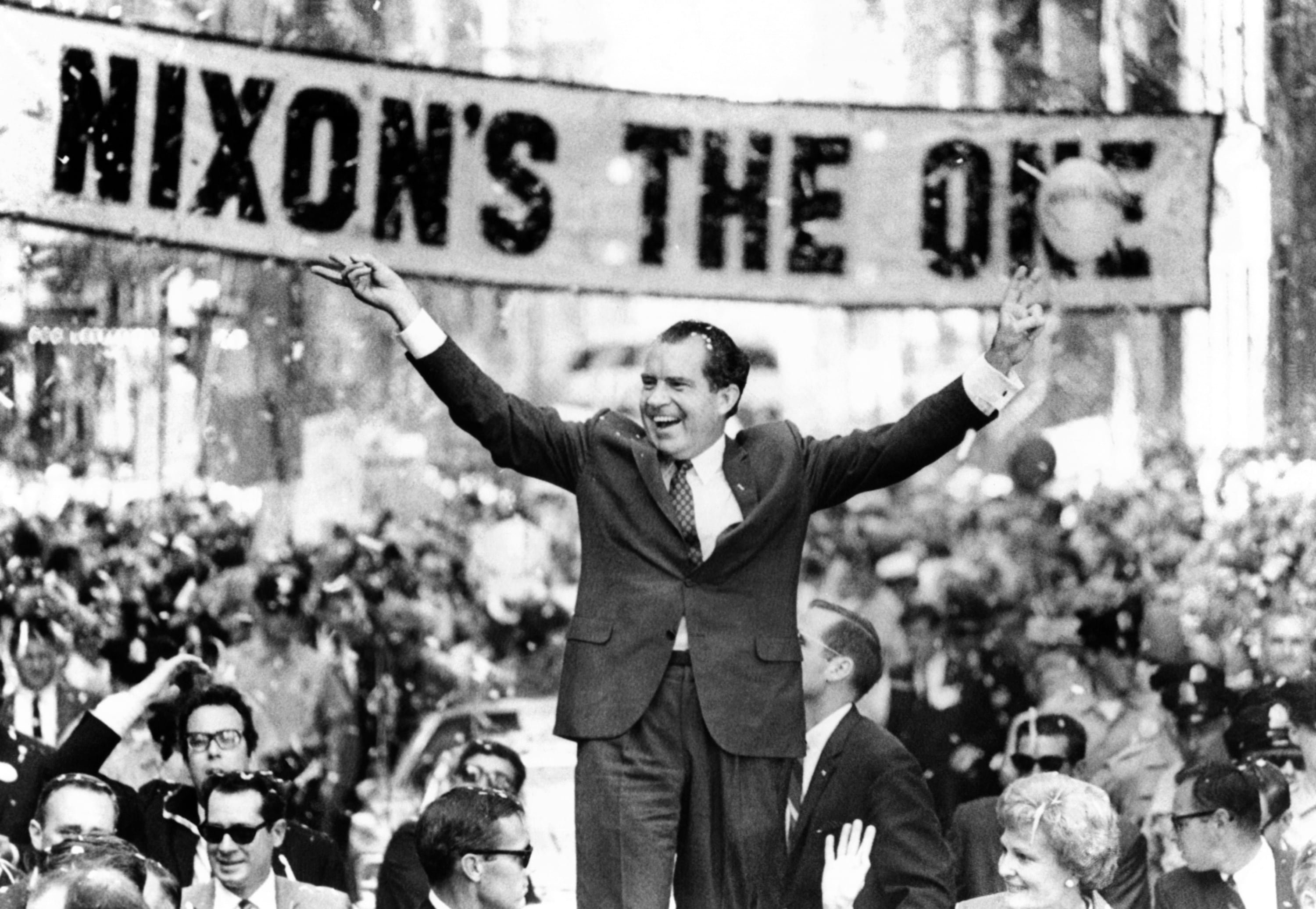Il candidato alla presidenza nel corso di un comizio elettorale a Philadelphia a settembre del 1968, dietro il suo slogan della campagna elettorale: “Nixon è l’unico”