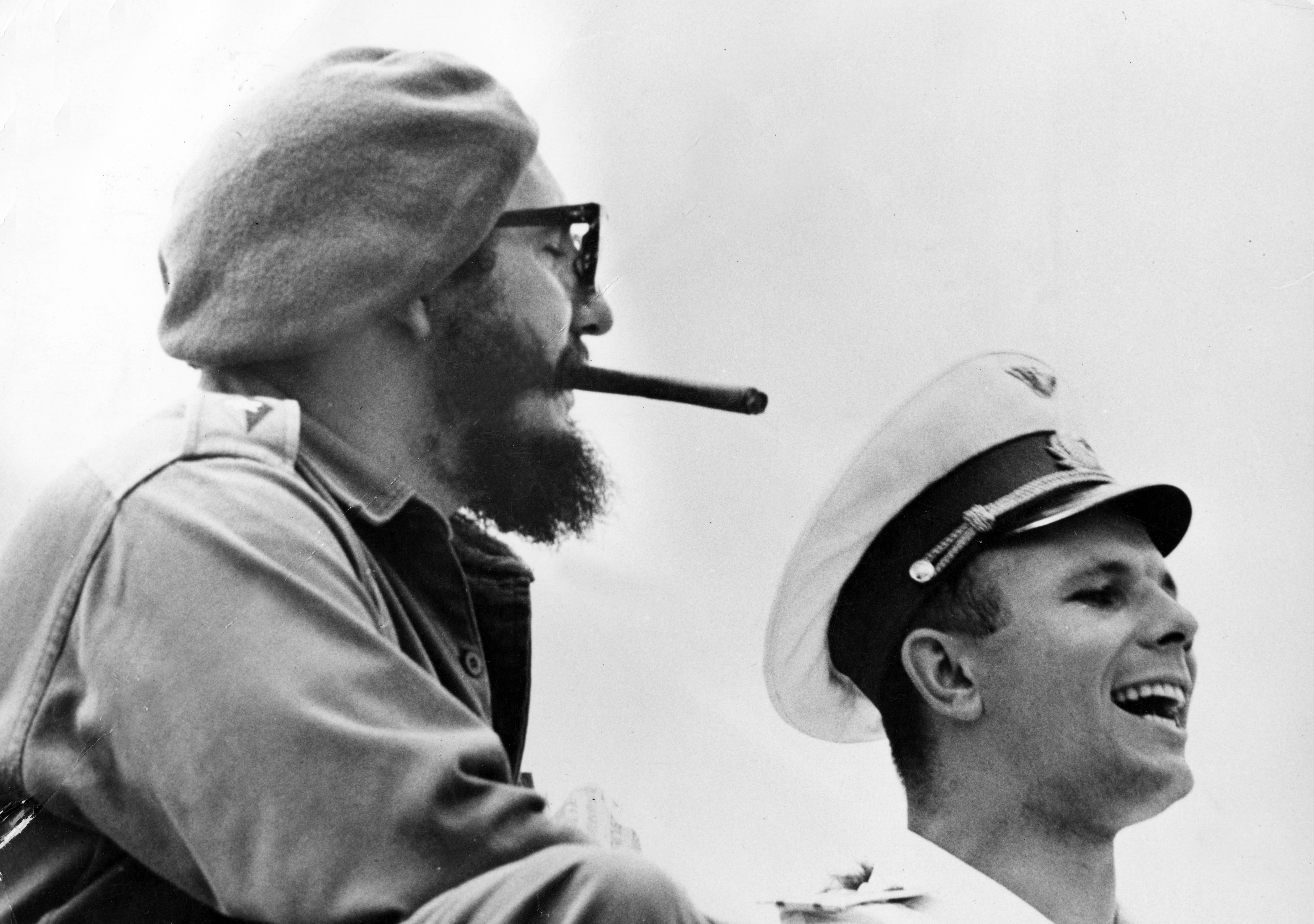 Fidel Castro con Yuri Gagarin durante una sua visita a Cuba del 1961. Il cosmonauta dopo il volo nello spazio, diventa una leggenda nel suo paese