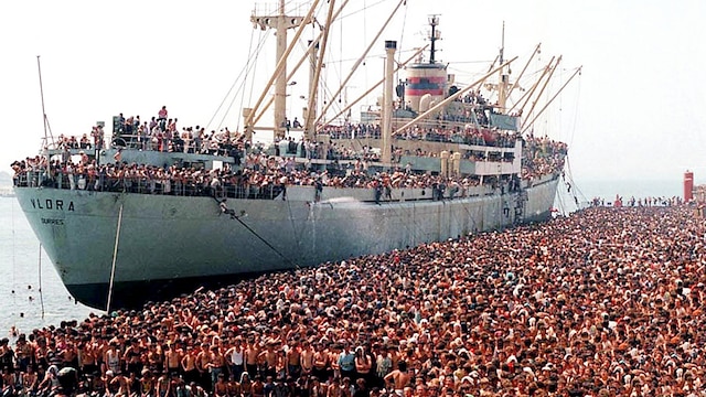La Nave Dolce nel porto di Bari