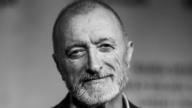 Dedica ad Arturo Pérez-Reverte