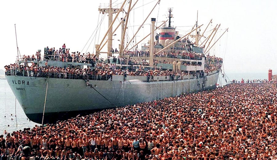 La Nave Dolce nel porto di Bari