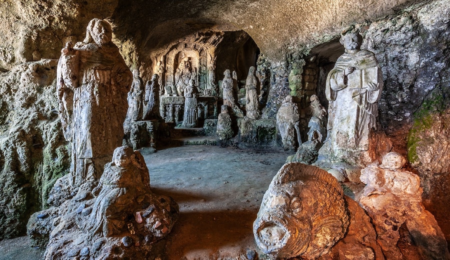 Scuru. L'abisso e la pietra