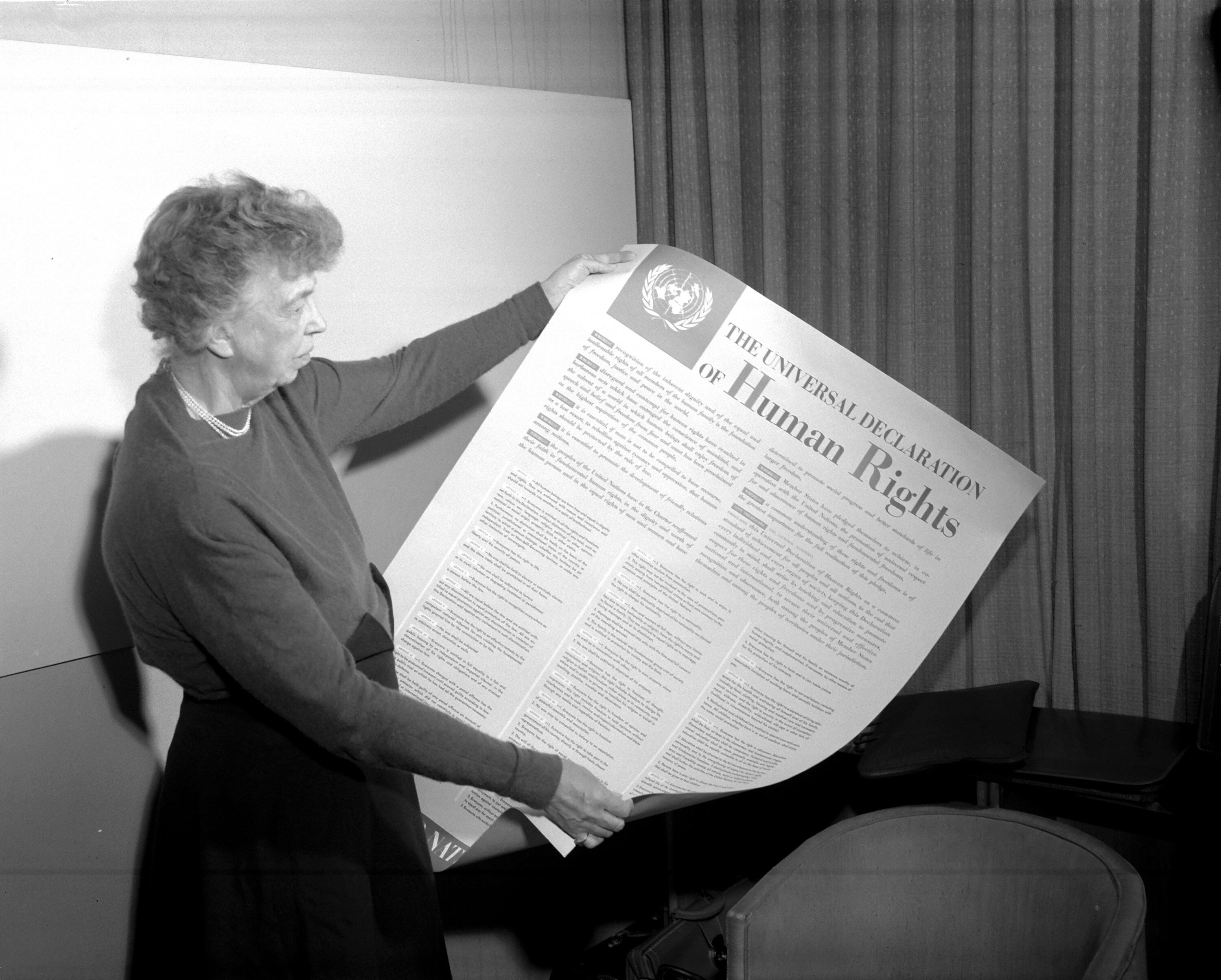 La signora Eleonor Roosevelt mostra un manifesto della Dichiarazione Universale dei Diritti Umani. La Dichiarazione è stata firmata a Parigi il 10 dicembre 1948. Nazioni Unite (Lake Success), New York, USA. Autore sconosciuto. Foto n. 1292 © courtesy UN Photo