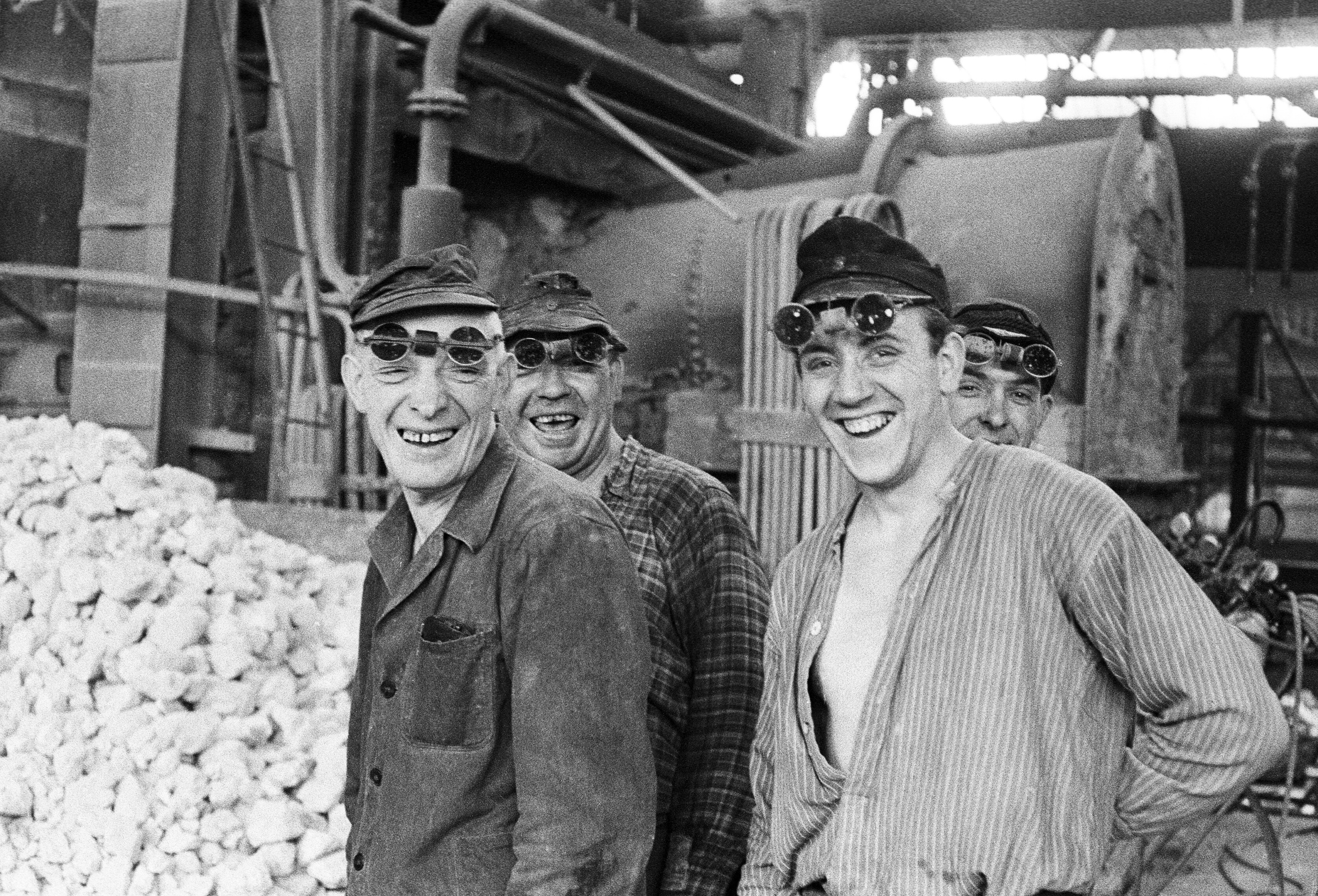 Questa foto, scattata alla Niederrheinishe Hütte in Düsseldorf, mostra un gruppo di lavoratori in un centro di produzione dell’acciaio. 1956. Düsseldorf, Germania Autore sconosciuto. Foto n. 405253 © courtesy UN Photo/AS