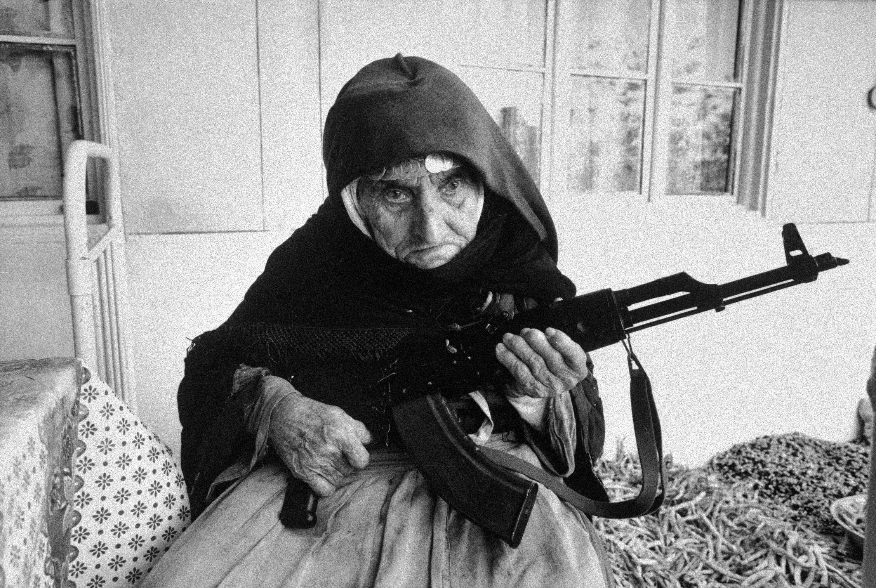 Un’anziana armena fa la guardia alla sua casa durante il conflitto del Nagarno-Karabakh. 1990. Degh, Armenia. Foto n. 75187 © courtesy UN Photo/Armineh Johannes