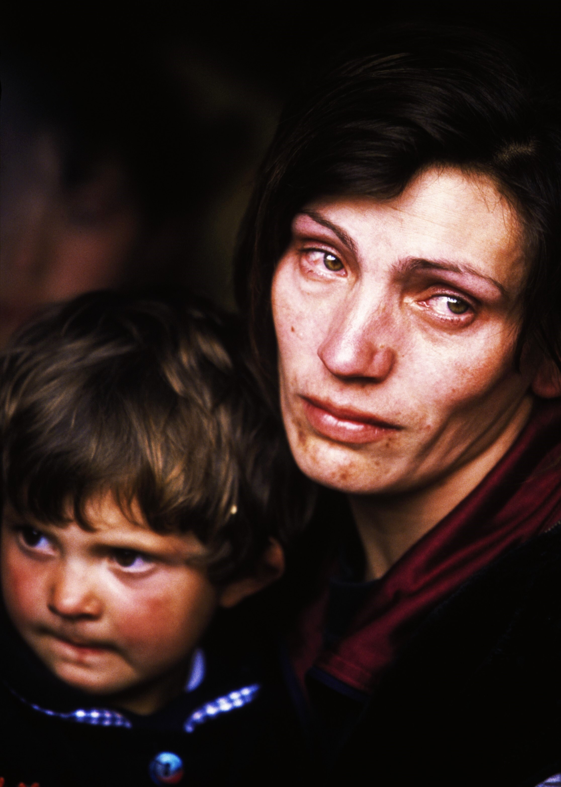 Rifugiati del Kosovo. Una madre e un bambino a Morini, il passaggio di confine tra Kosovo e Albania. Aprile 1999. Morini, Kosovo. Foto n. 321383 © courtesy UN Photo / UNHCR / R Chalasani