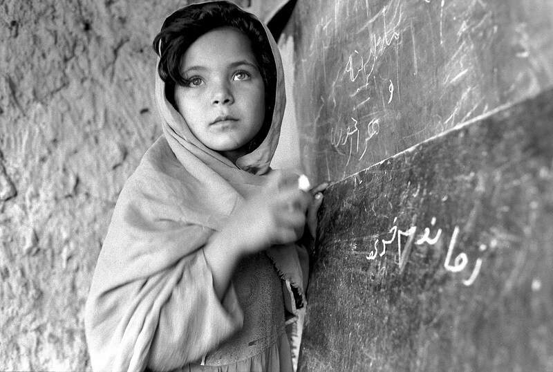 Una giovane afgana frequenta una delle migliaia di scuole sostenute dal Fondo delle Nazioni Unite per l'infanzia (UNICEF). 24 aprile 2008. Nangarhar, Afghanistan Foto n. 175278 © courtesy UN Photo/Roger Lemoyne