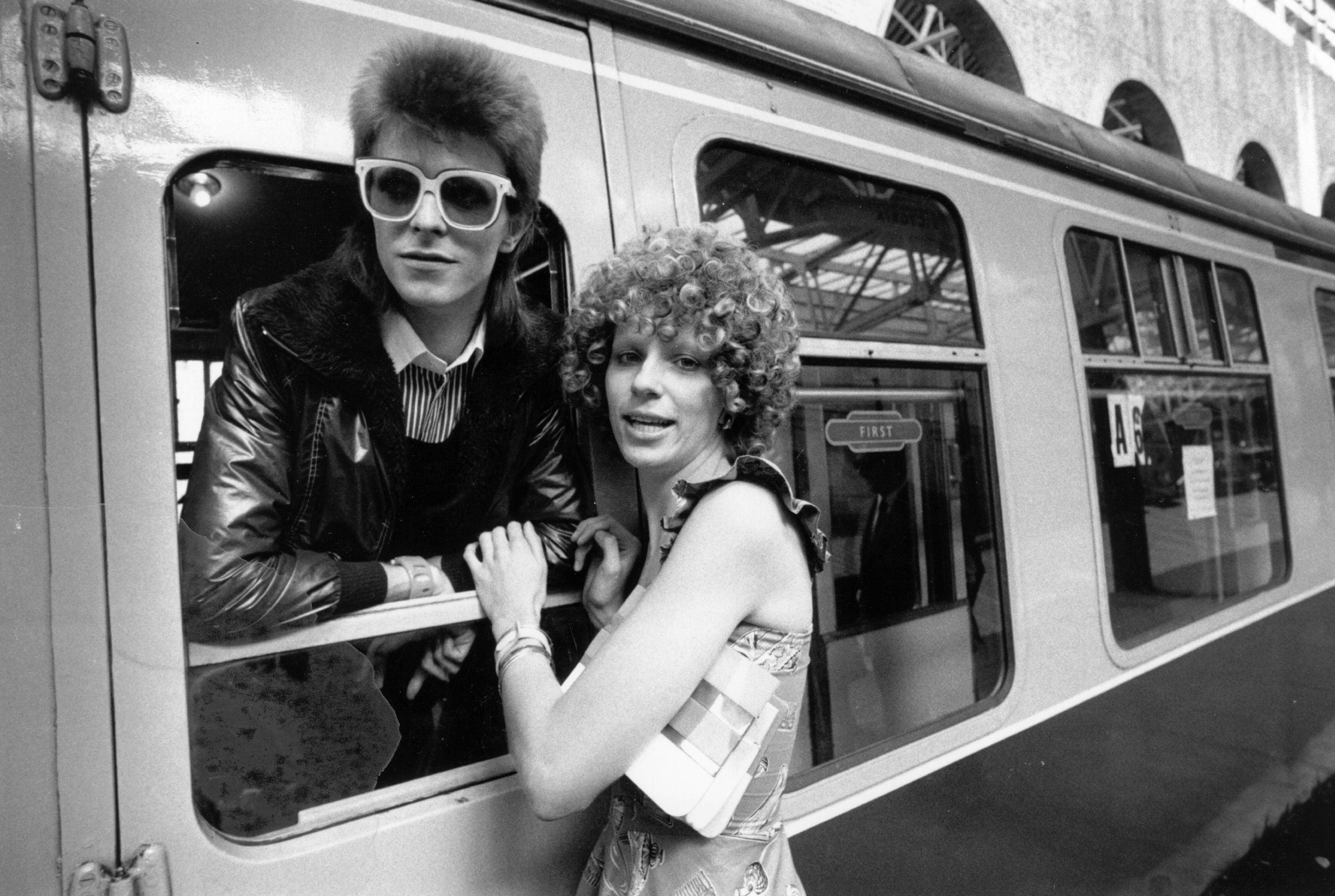 David Bowie alla stazione di Paddington con la moglie Angie nel luglio del 1973