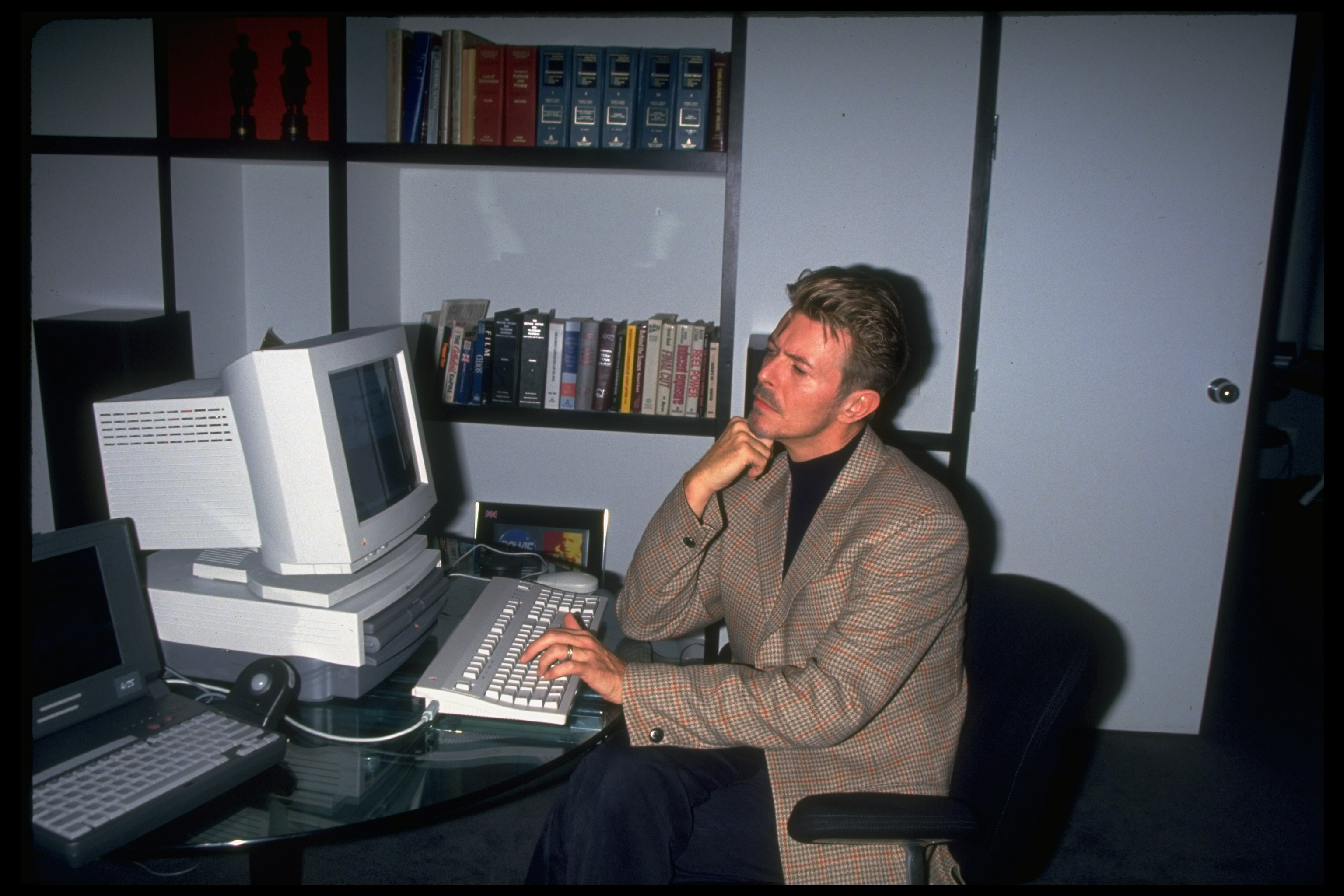 David Bowie al computer nel suo ufficio di Londra nel 2005