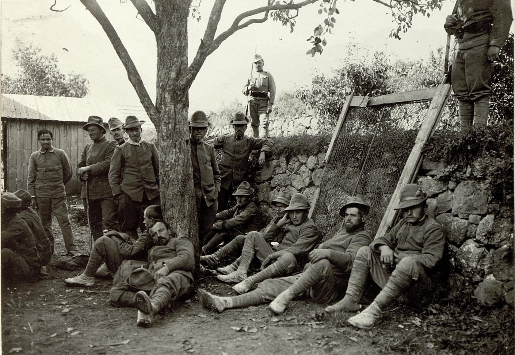Alpini e bersaglieri fatti prigionieri in guerra. Si calcola che solamente con la battaglia di Caporetto siano caduti in mano nemica circa centomila soldati