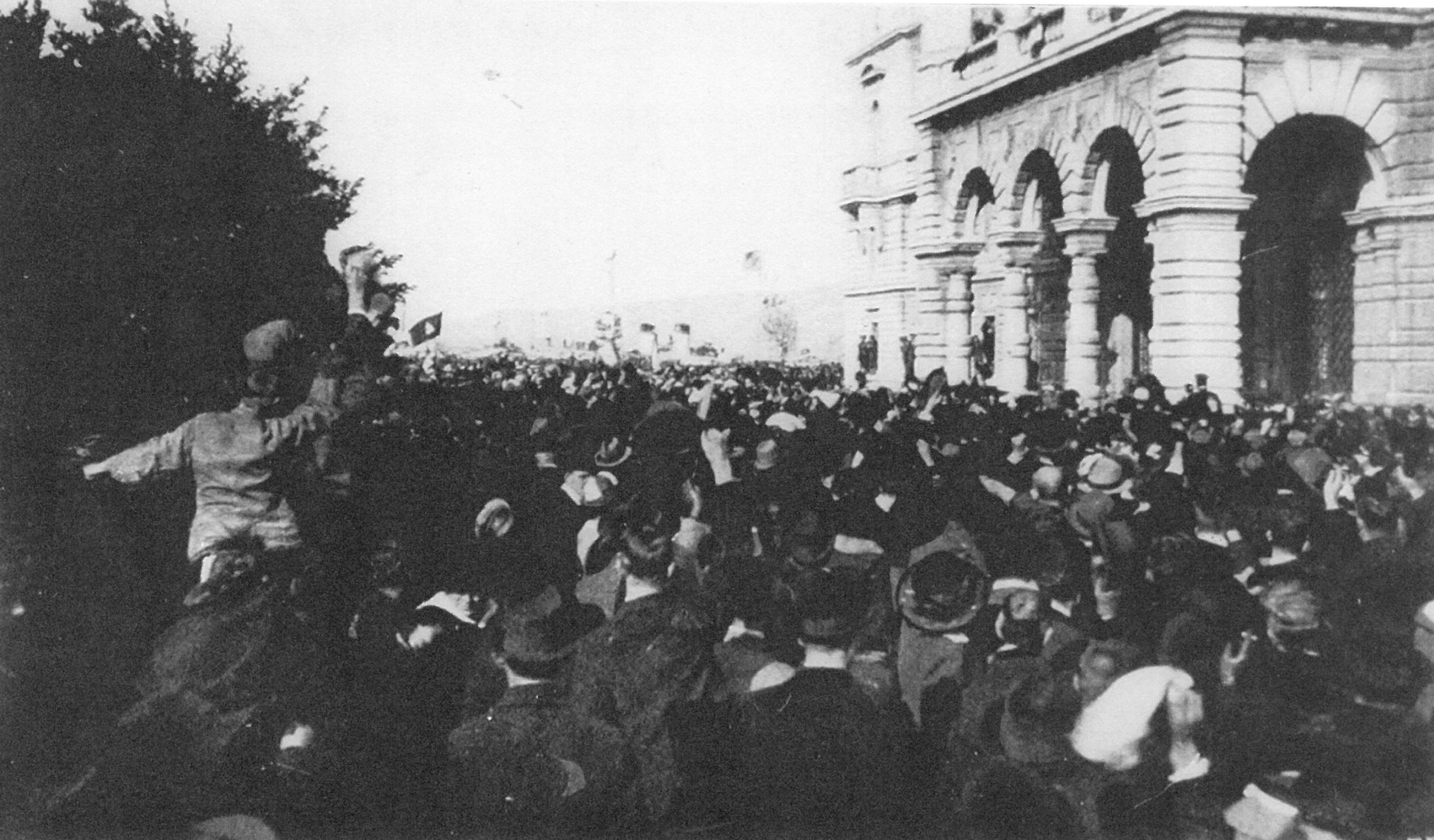 La folla festante in piazza a Trieste