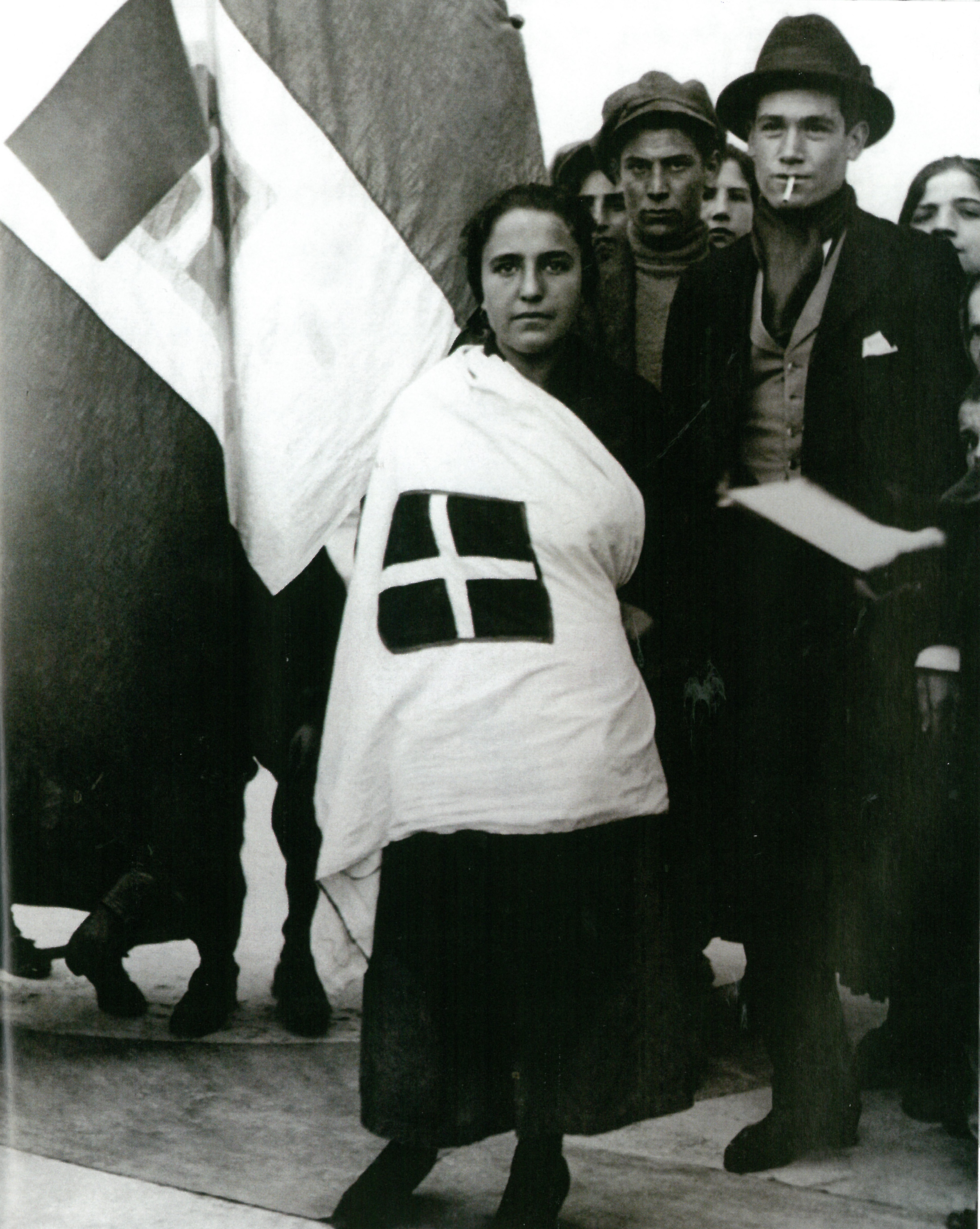 Una ragazza avvolta nel tricolore festeggia l'arrivo dell'esercito italiano