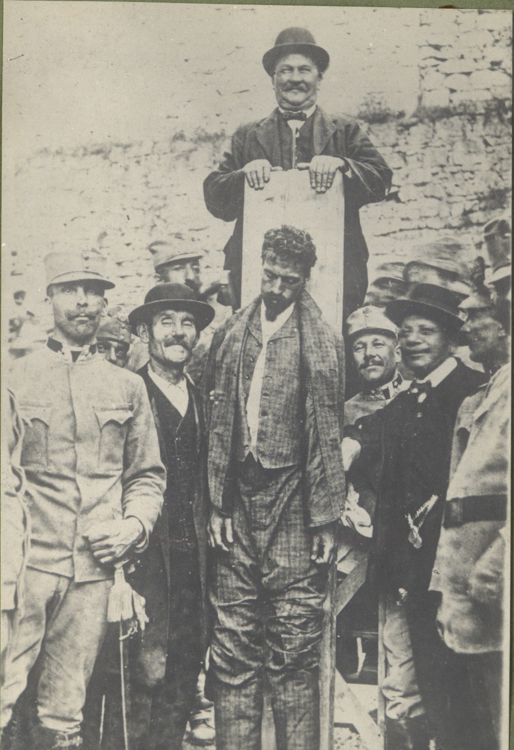 Il corpo di Cesare Battisti, in seguito all'impiccagione per alto tradimento