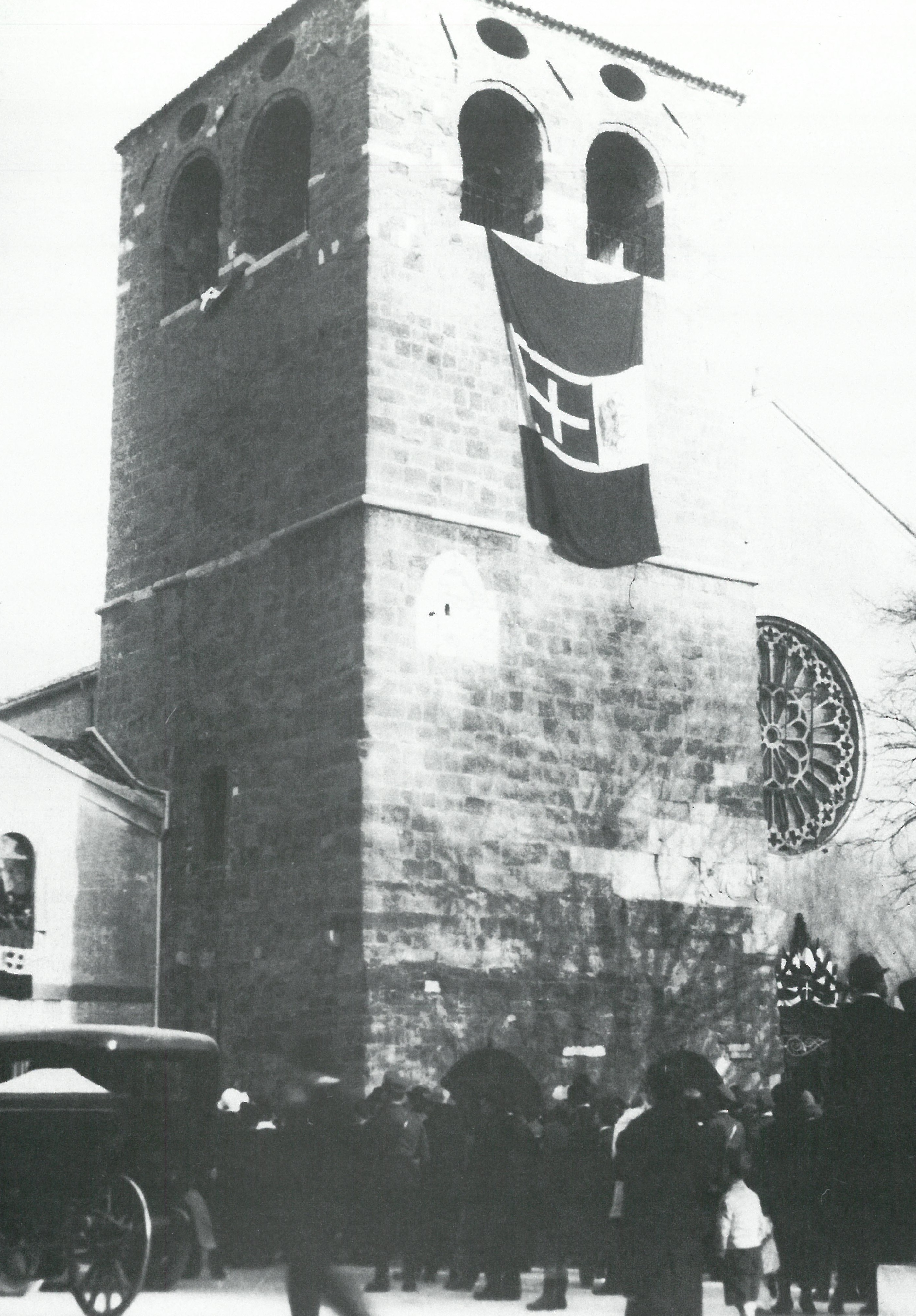 La cattedrale di San Giusto a Trieste imbandierata con il tricolore