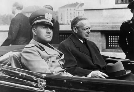 Galeazzo Ciano Ciano insieme al ministro degli esteri tedesco Joachim Von Ribbentrop: i due sigleranno nel 1939 il patto d'acciaio