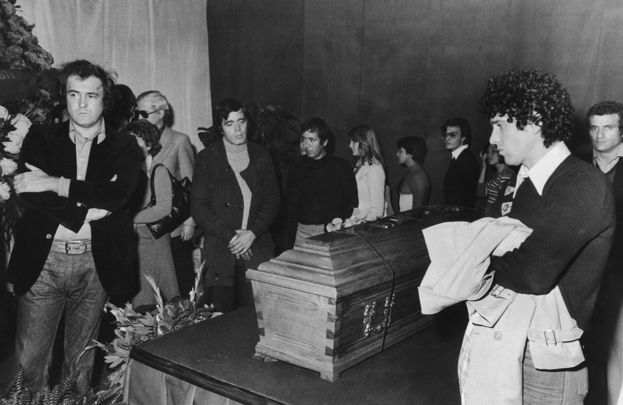 I funerali di Pier Paolo Pasolini a Roma, il 5 novembre 1975. È stato assassinato a Ostia il 2 novembre, in circostanze che rimangono in gran parte inspiegabili. Presenti al funerale sono il regista Bernardo Bertolucci (a sinistra), l'attore Franco Citti, lo scrittore Sergio Citti e l'attore Ninetto Davoli (a destra). (Foto di Keystone / Hulton Archive)