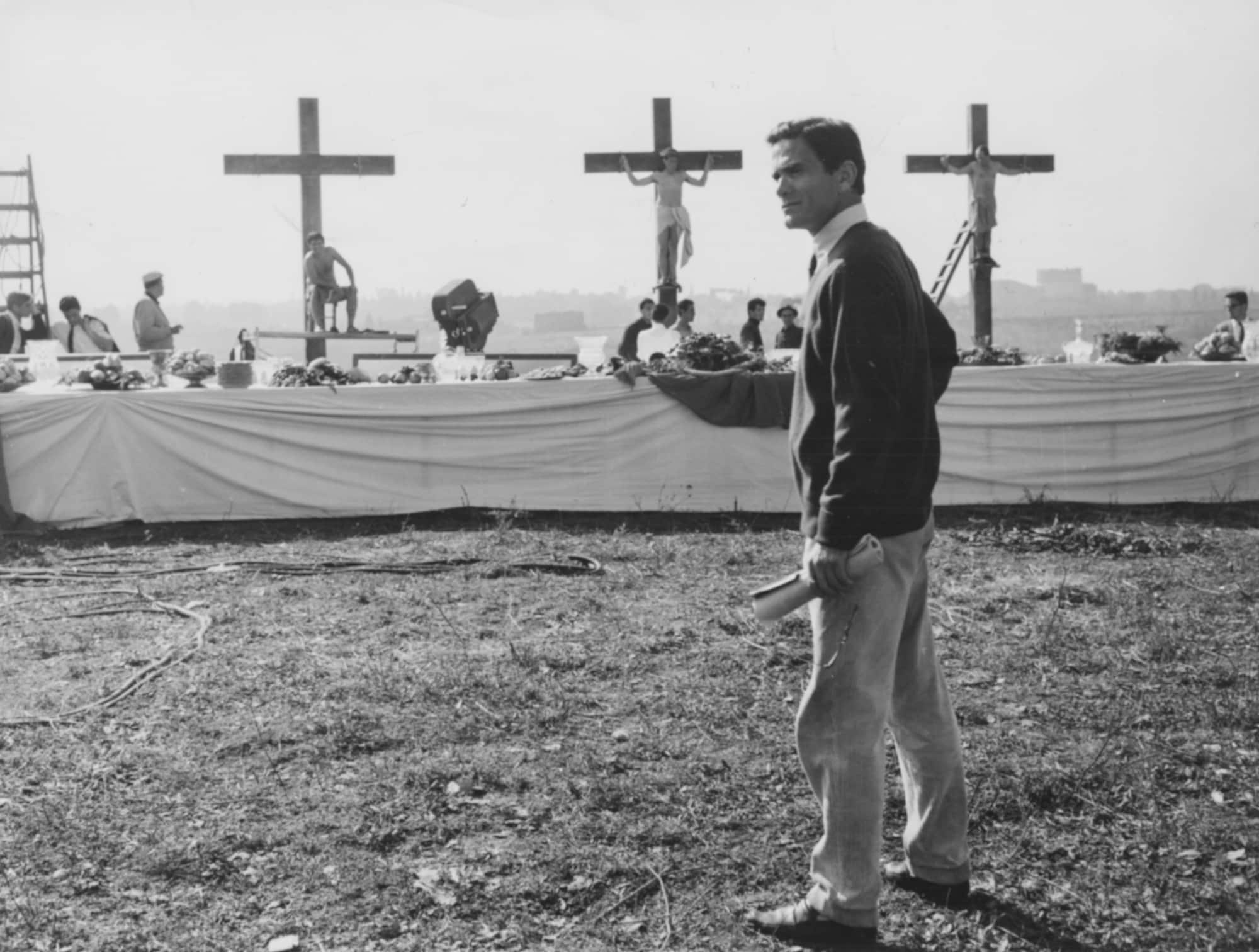 Il regista italiano Pier Paolo Pasolini di fronte a una scena biblica durante le riprese del film Il Vangelo secondo Matteo nel 1962. (Foto di Keystone / Hulton Archive)