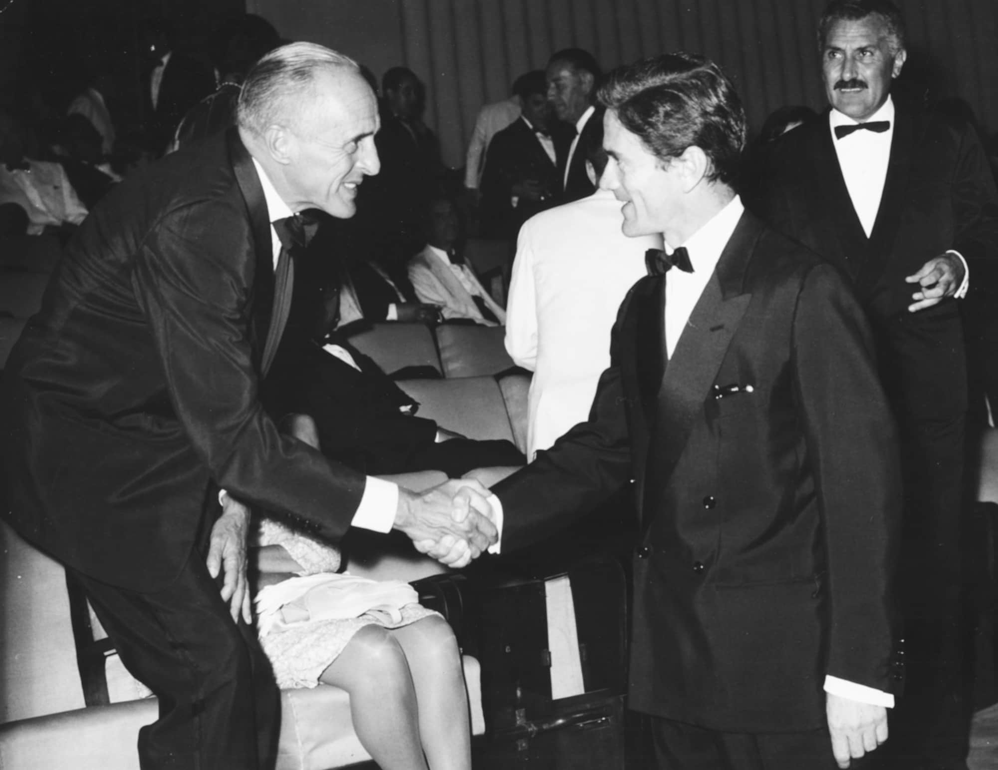Pier Paolo Pasolini e il regista Rene Clair si stringono la mano al Festival di Venezia, il 4 settembre 1964. (Foto di Keystone / Hulton Archive)