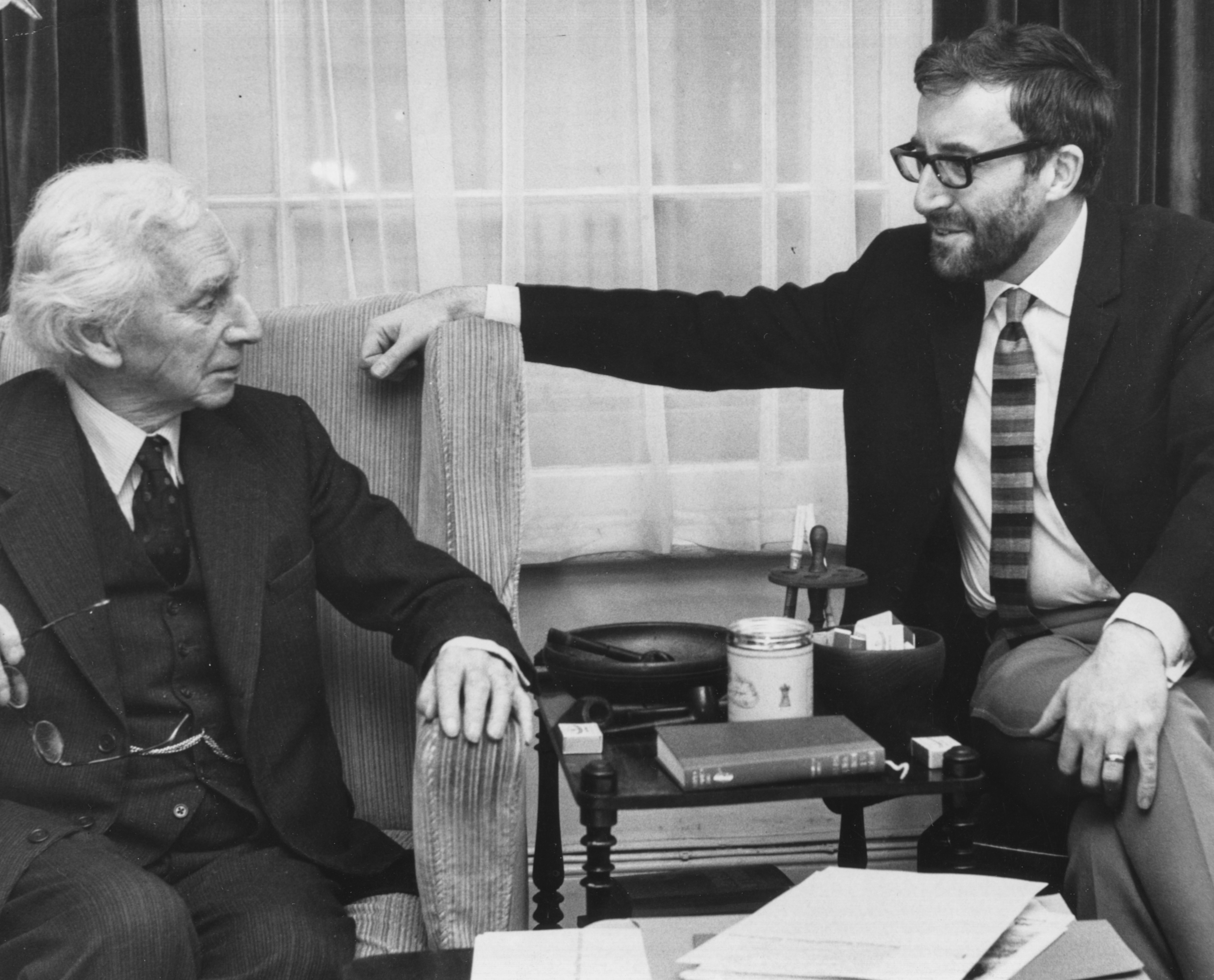 Bertrand Russel (1872-1970). Filosofo, logico, matematico gallese. Qui nel 1965 con l'attore Peter Sellers