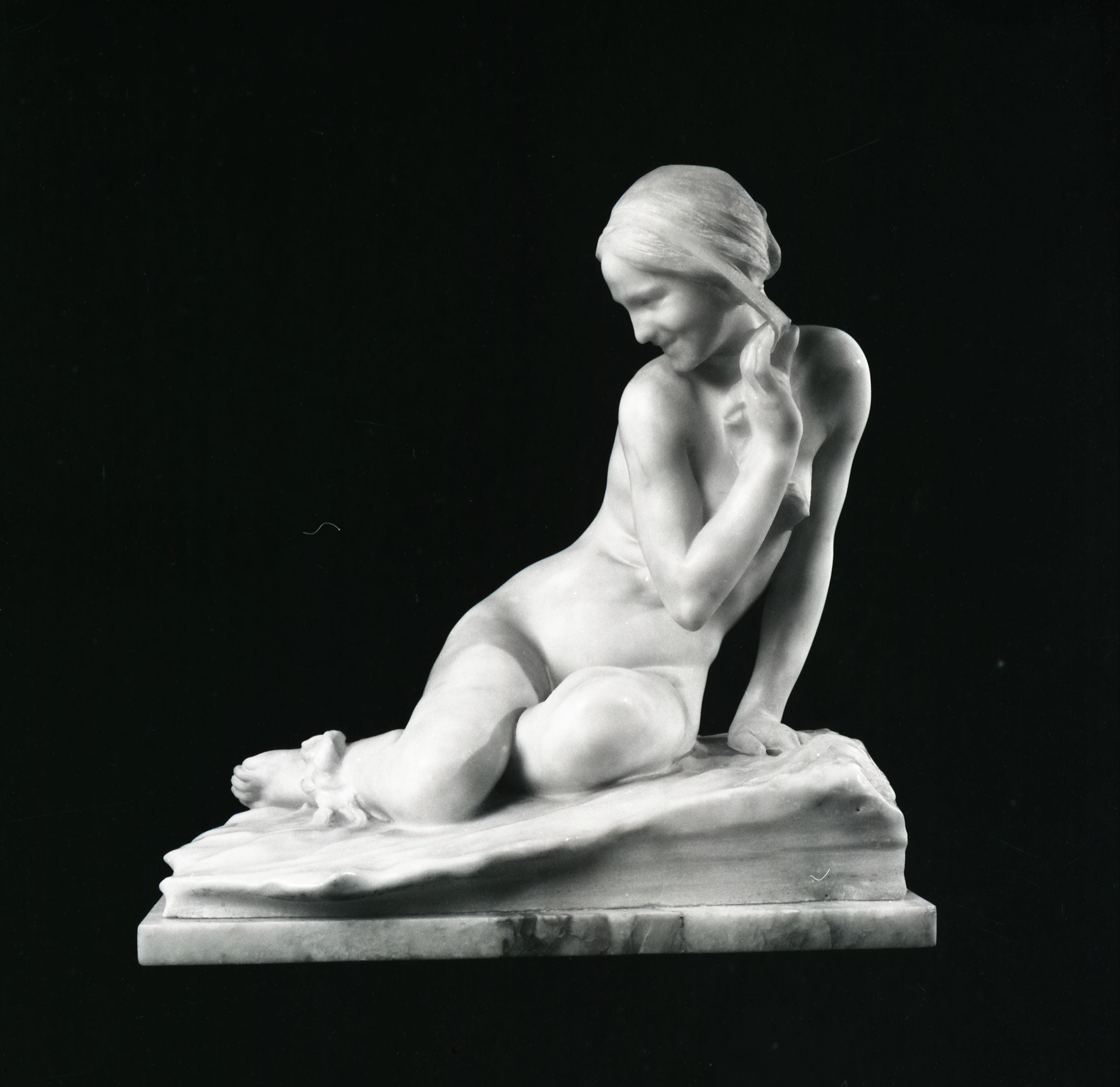 Alfonso Mazzucchelli. Sulla spiaggia-Nudo di donna, 1914. Marmo