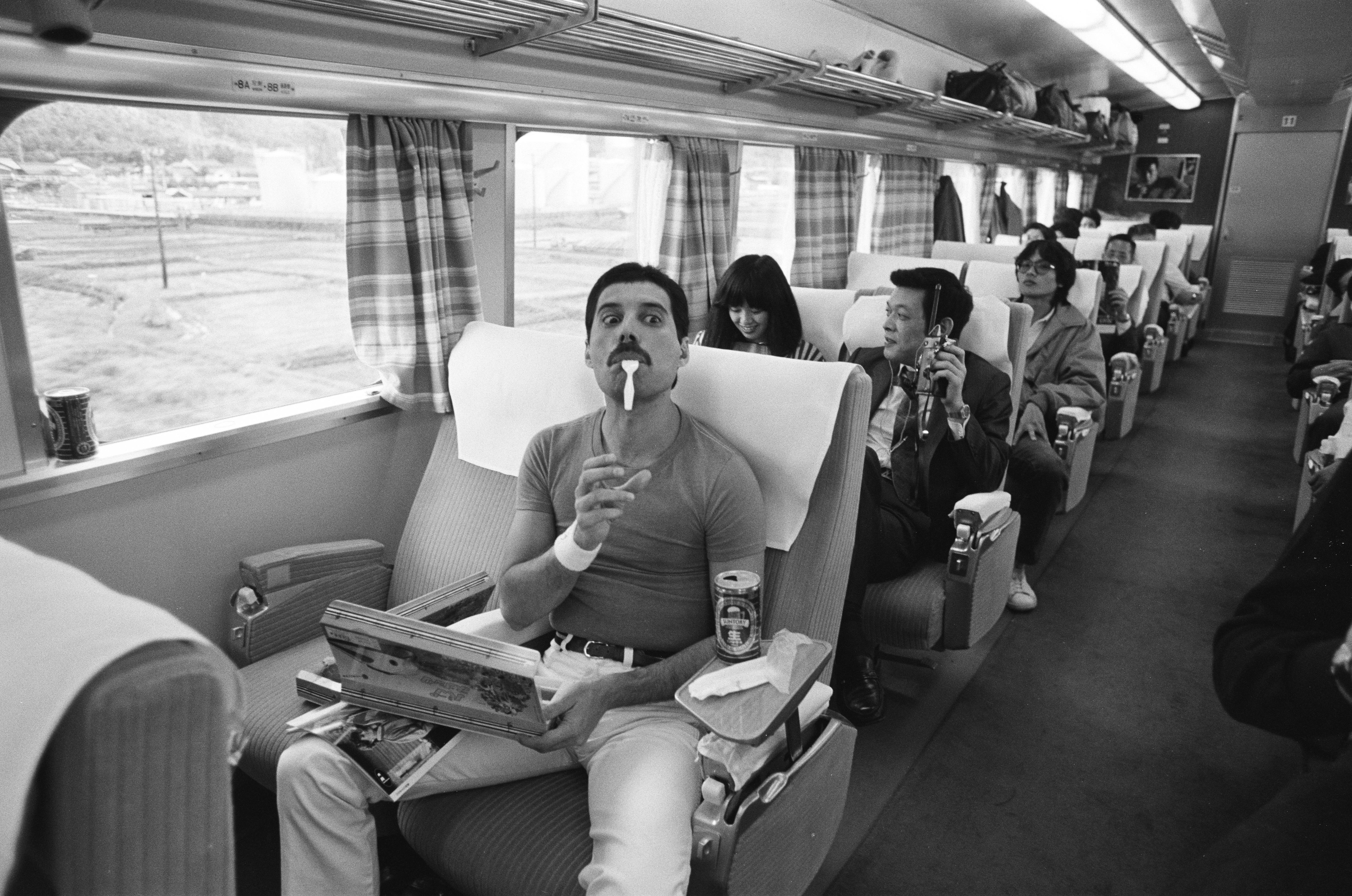 25 ottobre 1982. Freddie Mercury parte in treno per Nagoya durante l'Hot Space Japan tour dei Queen