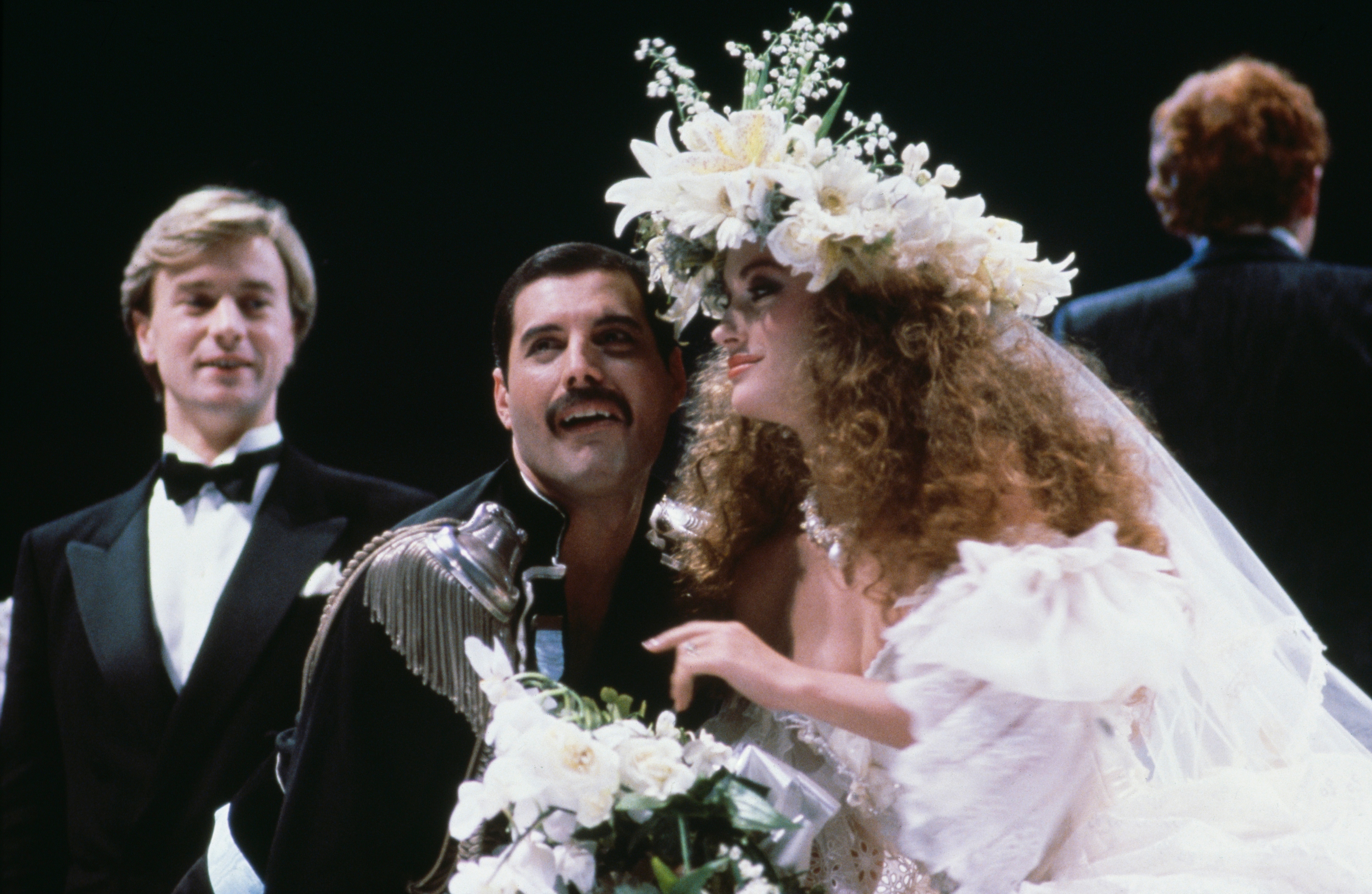 Londra, 5 novembre 1985. Freddie Mercury con l'attrice Jane Seymour al Fashion Aid Show