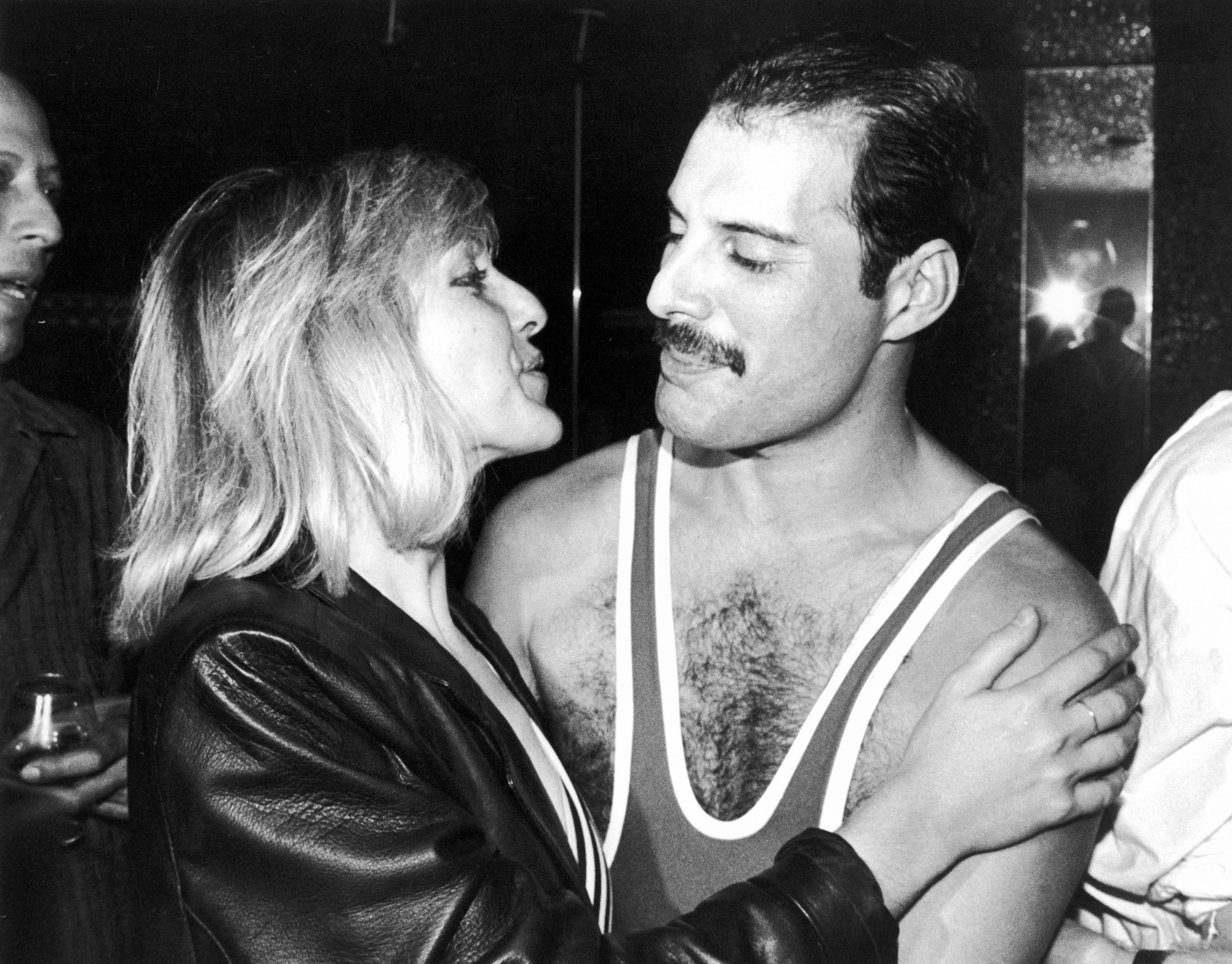 Freddie Mercury con l'amica della vita Mary Austin durante la festa per il suo 38° compleanno allo Xenon nightclub di Londra. Settembre 1984