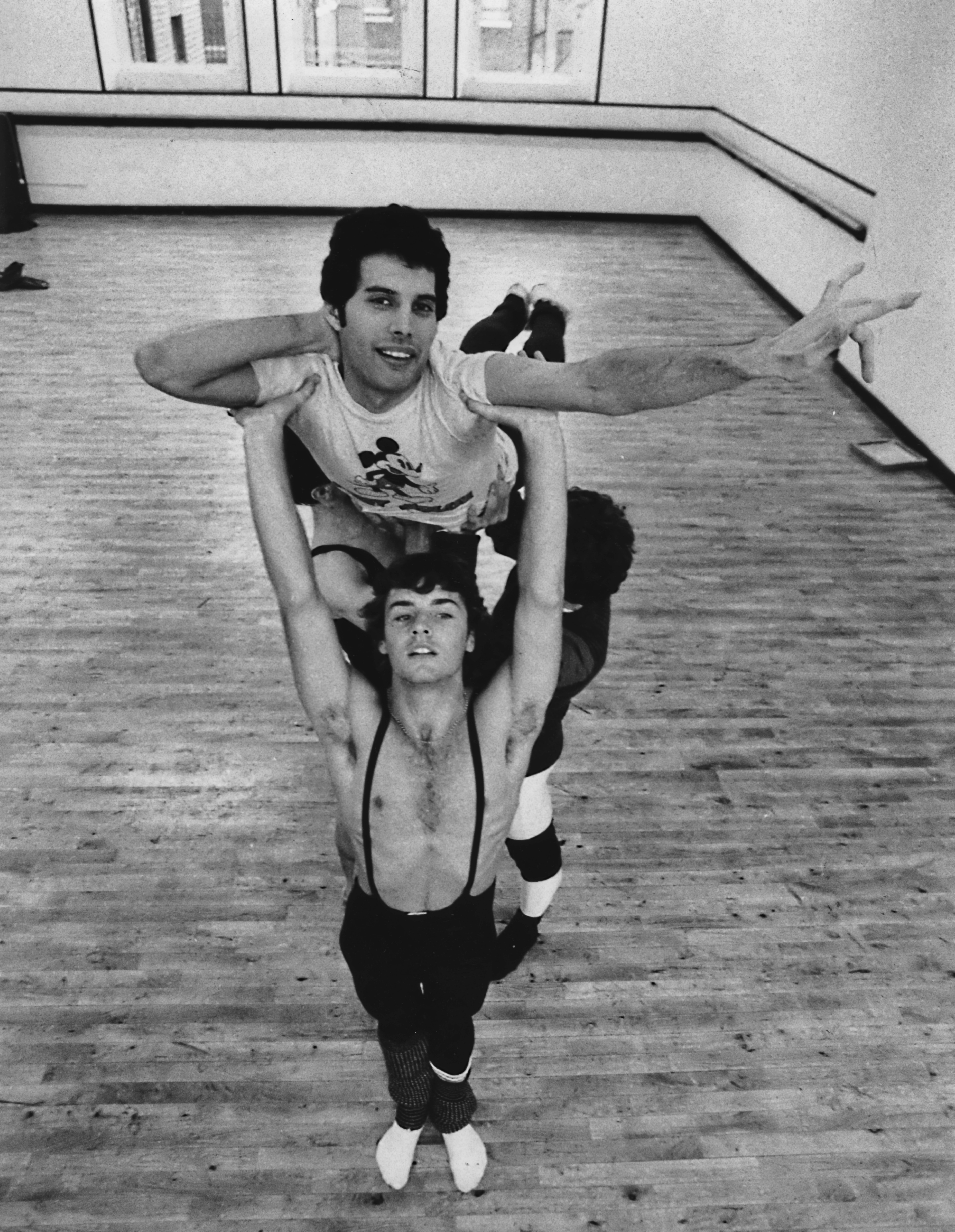 Londra, 3 ottobre 1979. Freddie Mercury partecipa a una lezione di danza classica al Covent Garden