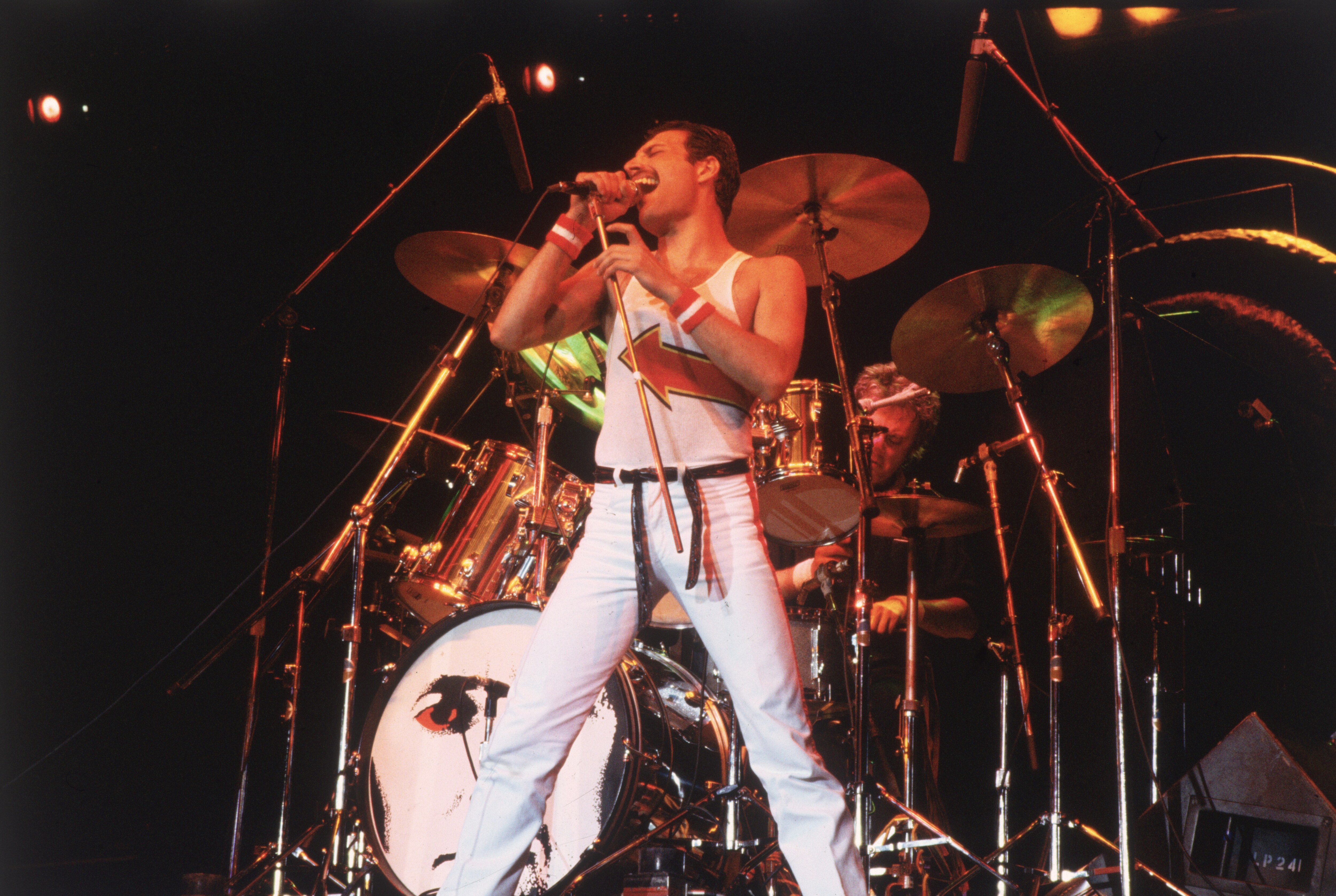 5 giugno 1982. Freddie Mercury in concerto con i Queen a Milton Keynes