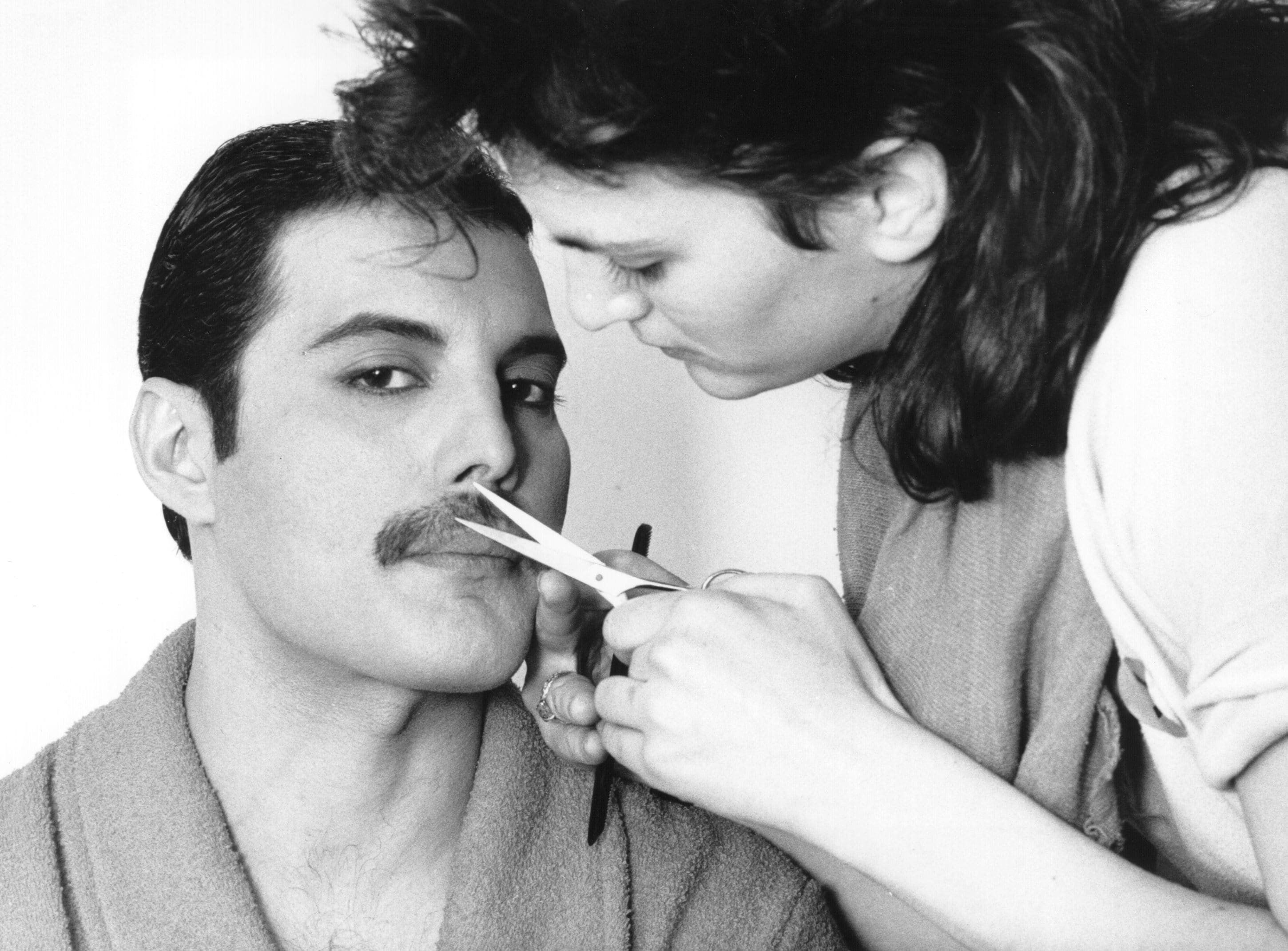 Freddie Mercury si fa spuntare i celebri baffi. 1982