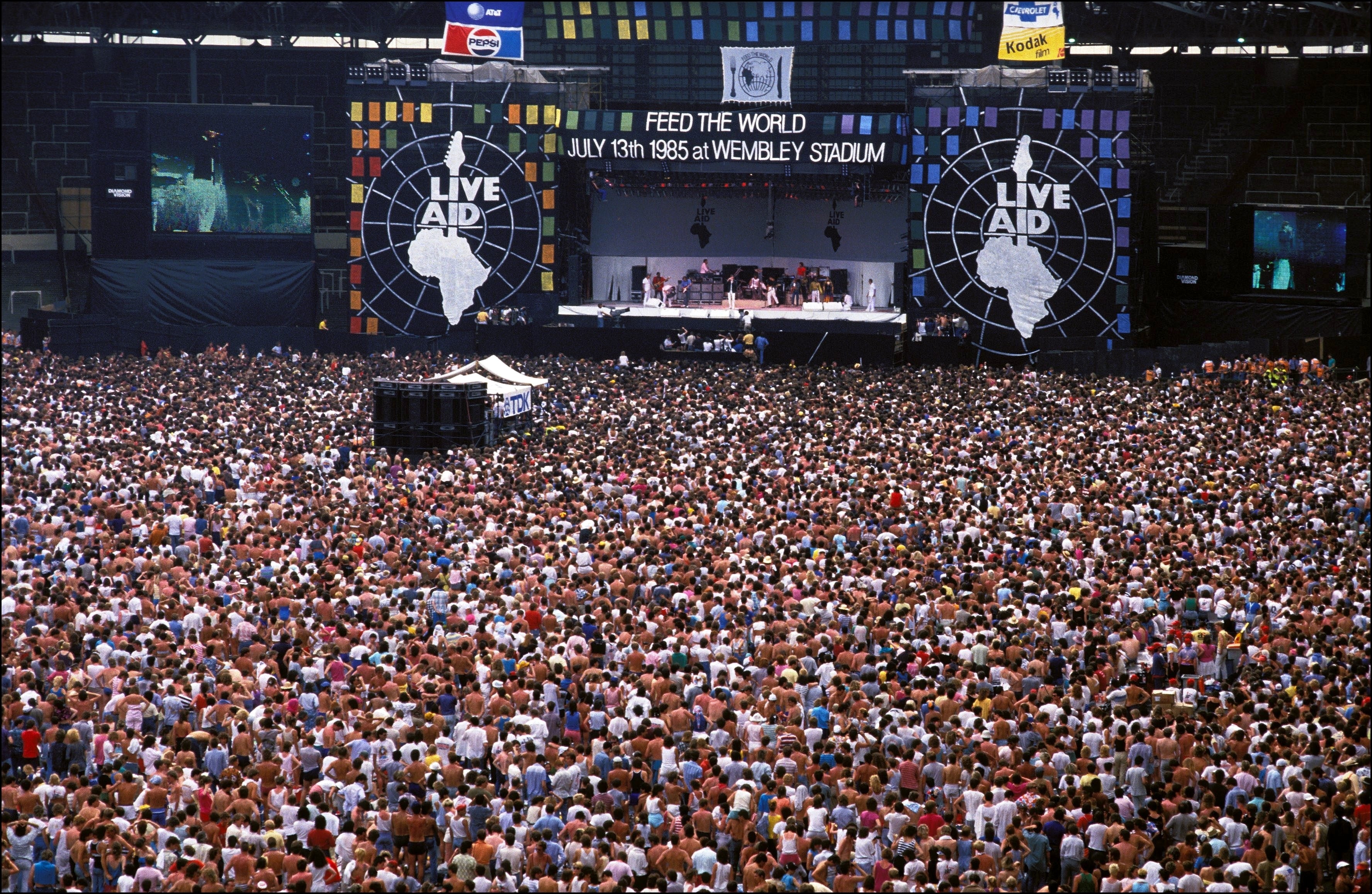 Londra, 13 luglio 1985. I Queen infiammano la folla al Live Aid for Africa allo stadio di Wembley