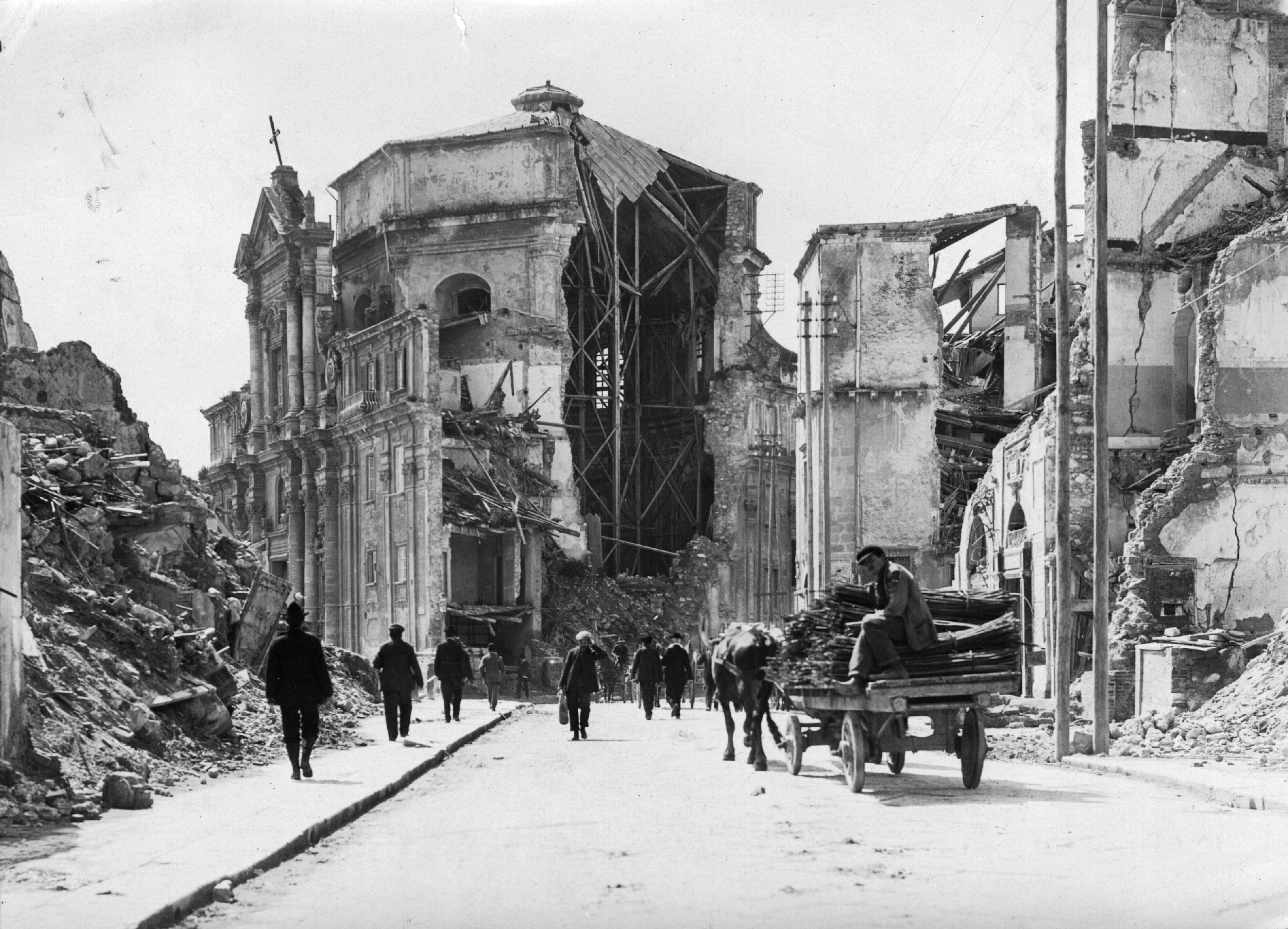 Una delle tante strade della città, devastate dal terremoto