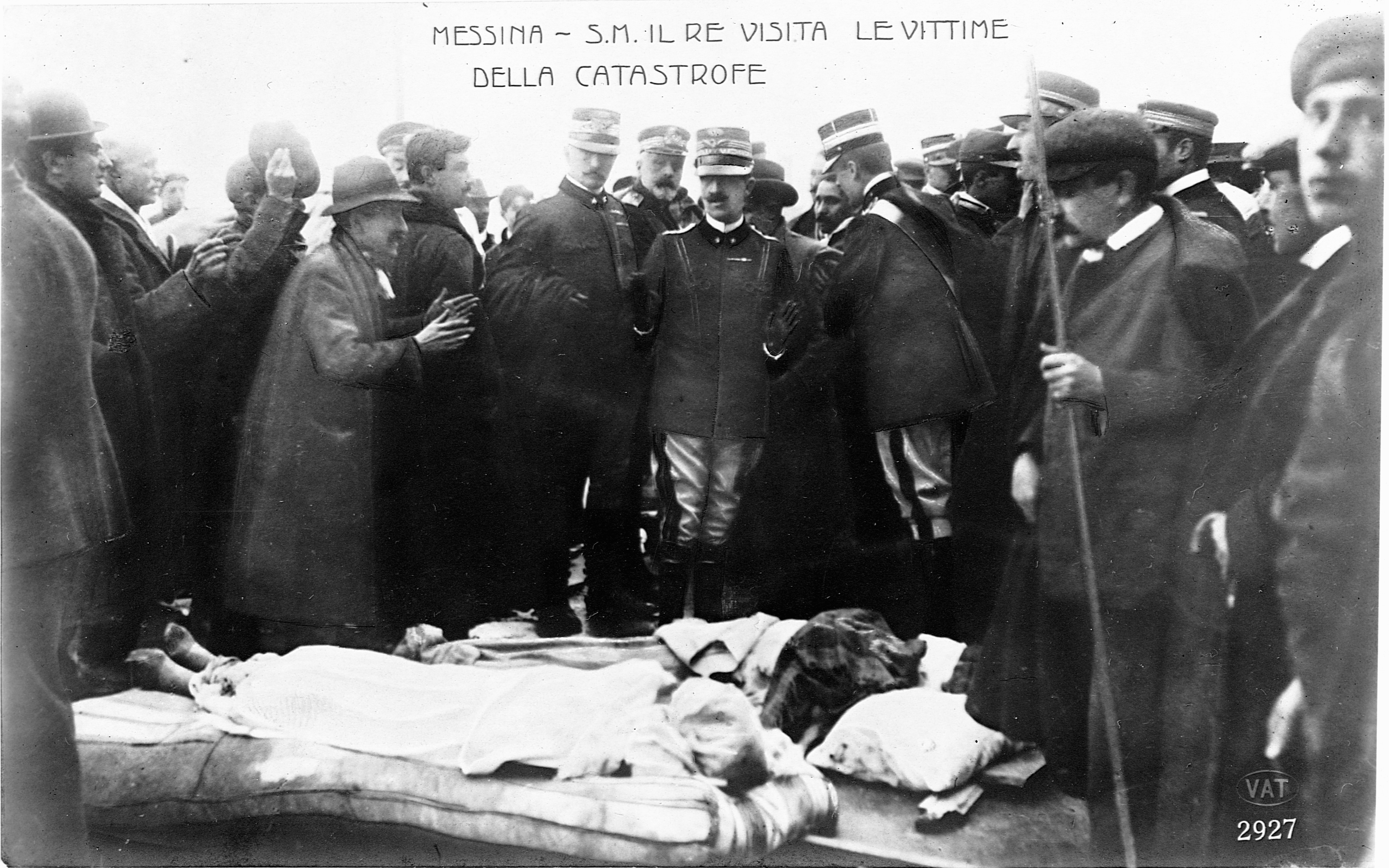 Il Re Vittorio Emanuele III in visita sui luoghi del disastro