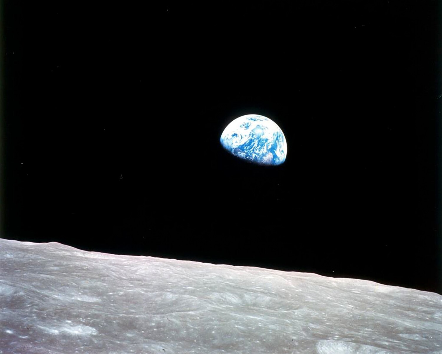 Una fotografia scattata dall'Apollo 8, primo modulo con astronauti a orbitare intorno alla Luna