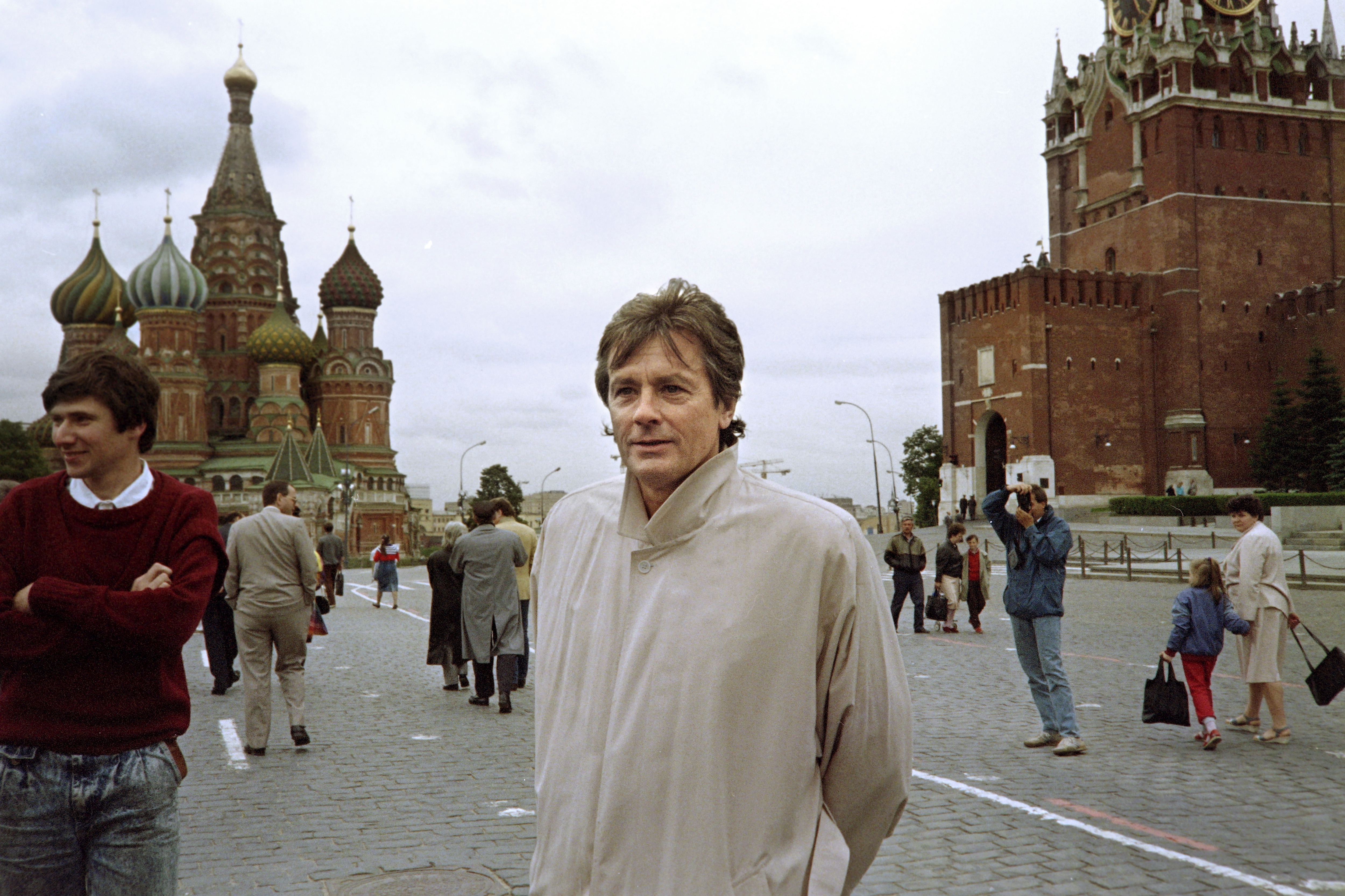 Alain Delon sulla Piazza Rossa a Mosca 1990