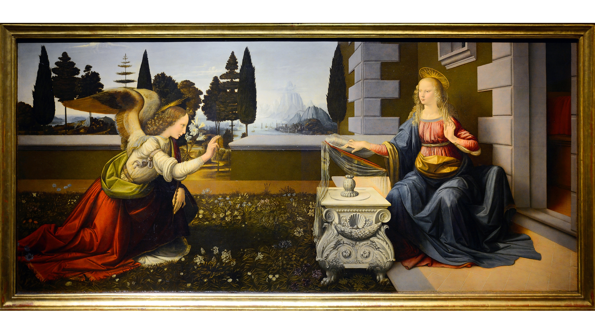 "Annunciazione" è un dipinto a olio e tempera su tavola (98x217 cm), databile tra il 1472 e il 1475 circa e conservato nella Galleria degli Uffizi di Firenze.