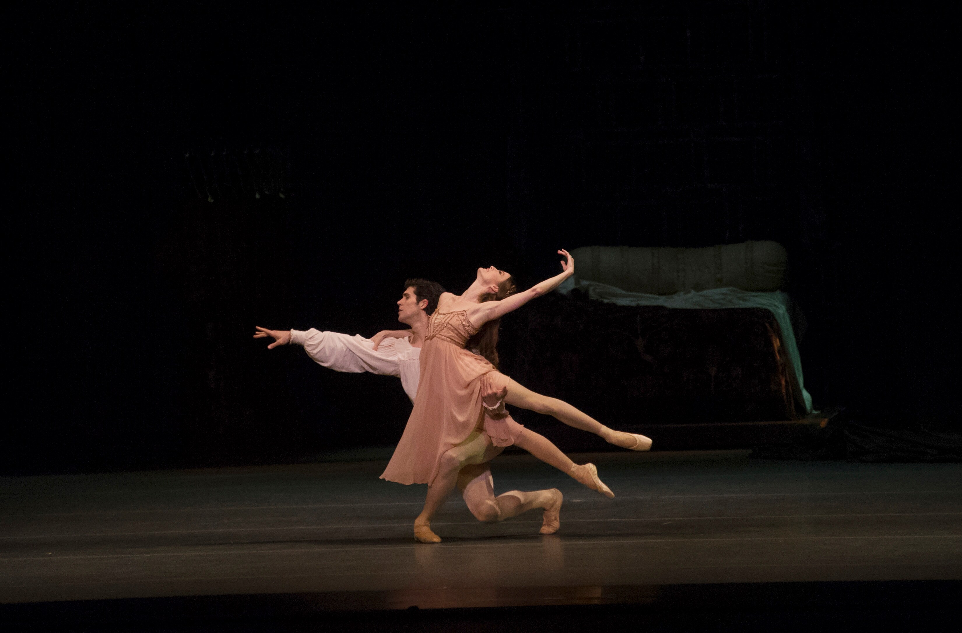 Roberto Bolle e Julie Kent durante la sua commedia d'addio al "Romeo and Juliet" dell'American Ballet Theatre al Metopolitan Opera di New York, il 20 giugno 2015. La scorsa settimana di "Romeo e Giulietta" di Kenneth MacMillan ha incluso recite di Juliet di Evgenia Obraztsova, che fa il suo debutto con la compagnia, dalla solista Misty Copeland e infine da Kent, il principale presidente della compagnia. (Paula Lobo / The New York Times)