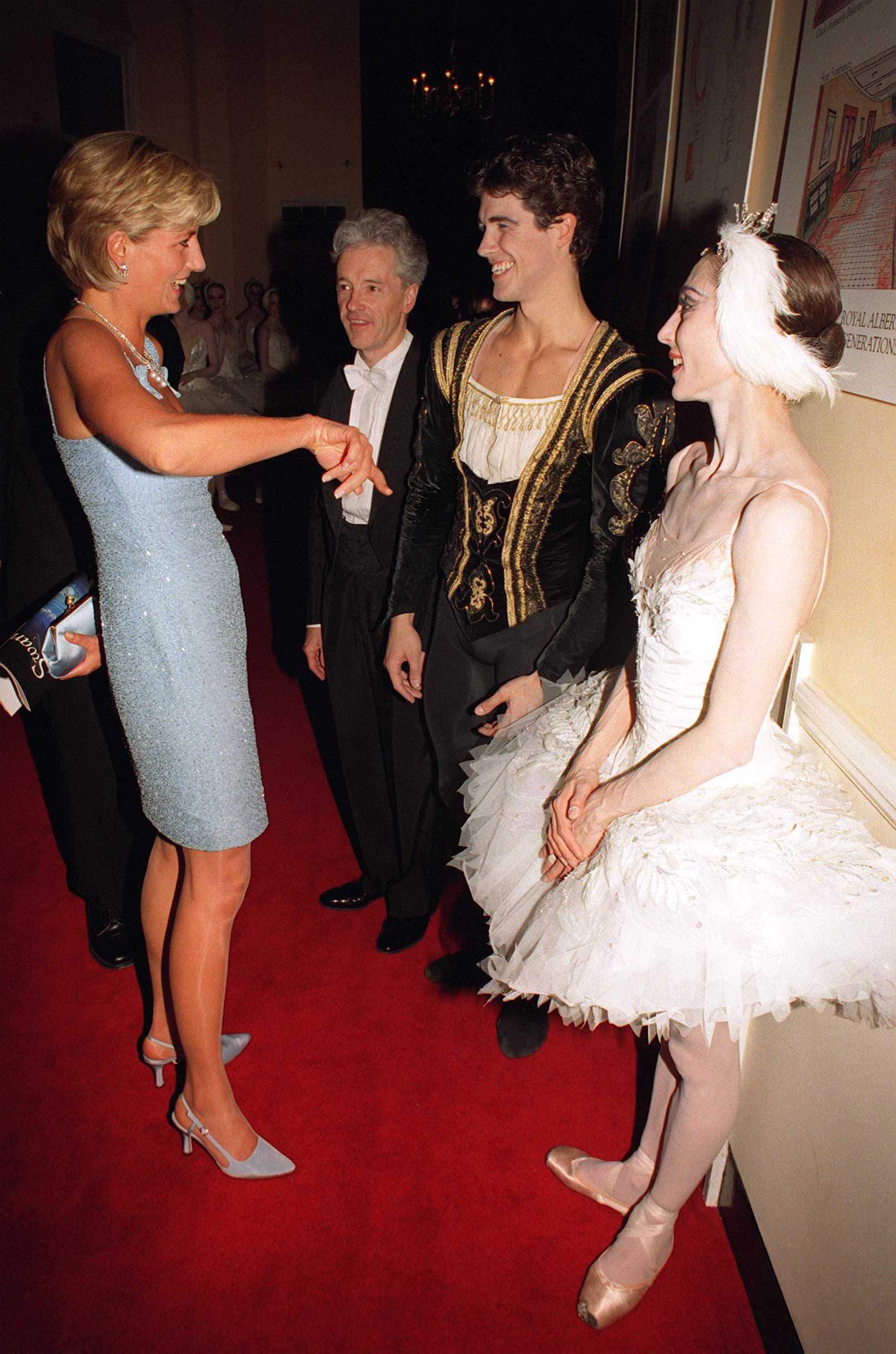 Diana, Principessa del Galles, discute la performance di questa sera (Martedì) del Lago dei cigni con i ballerini principali Roberto Bolle e Altynai Asylmuratova alla Royal Albert Hall. Giugno 1997 È raffigurata con un vestito blu ghiaccio sopra il ginocchio di Jacques Azagury.
