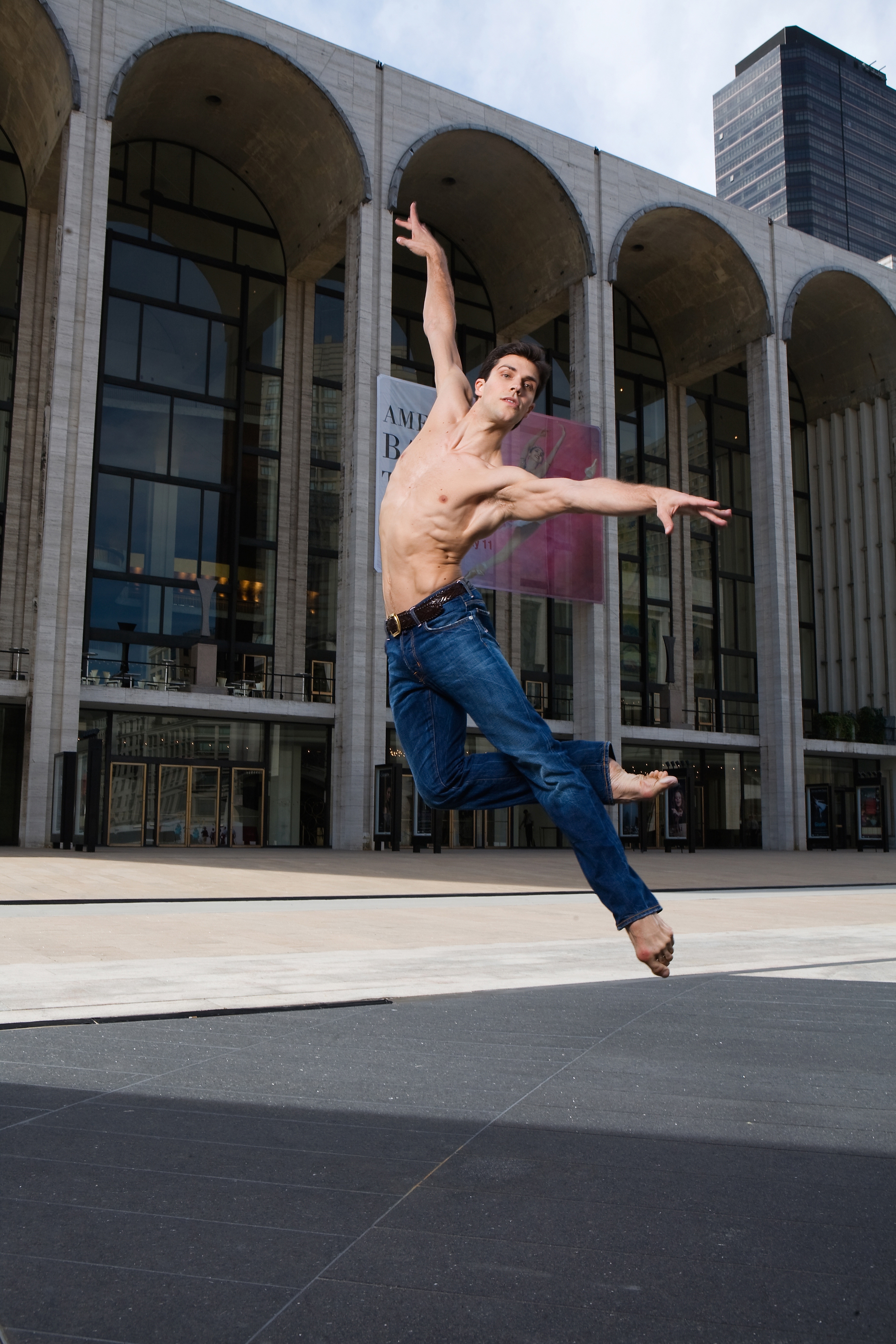 Il ballerino italiano Roberto Bolle è un ballerino principale con l'American Ballet Theatre e detiene anche lo status di guest con il Royal Ballet e il Balletto del Teatro alla Scala.