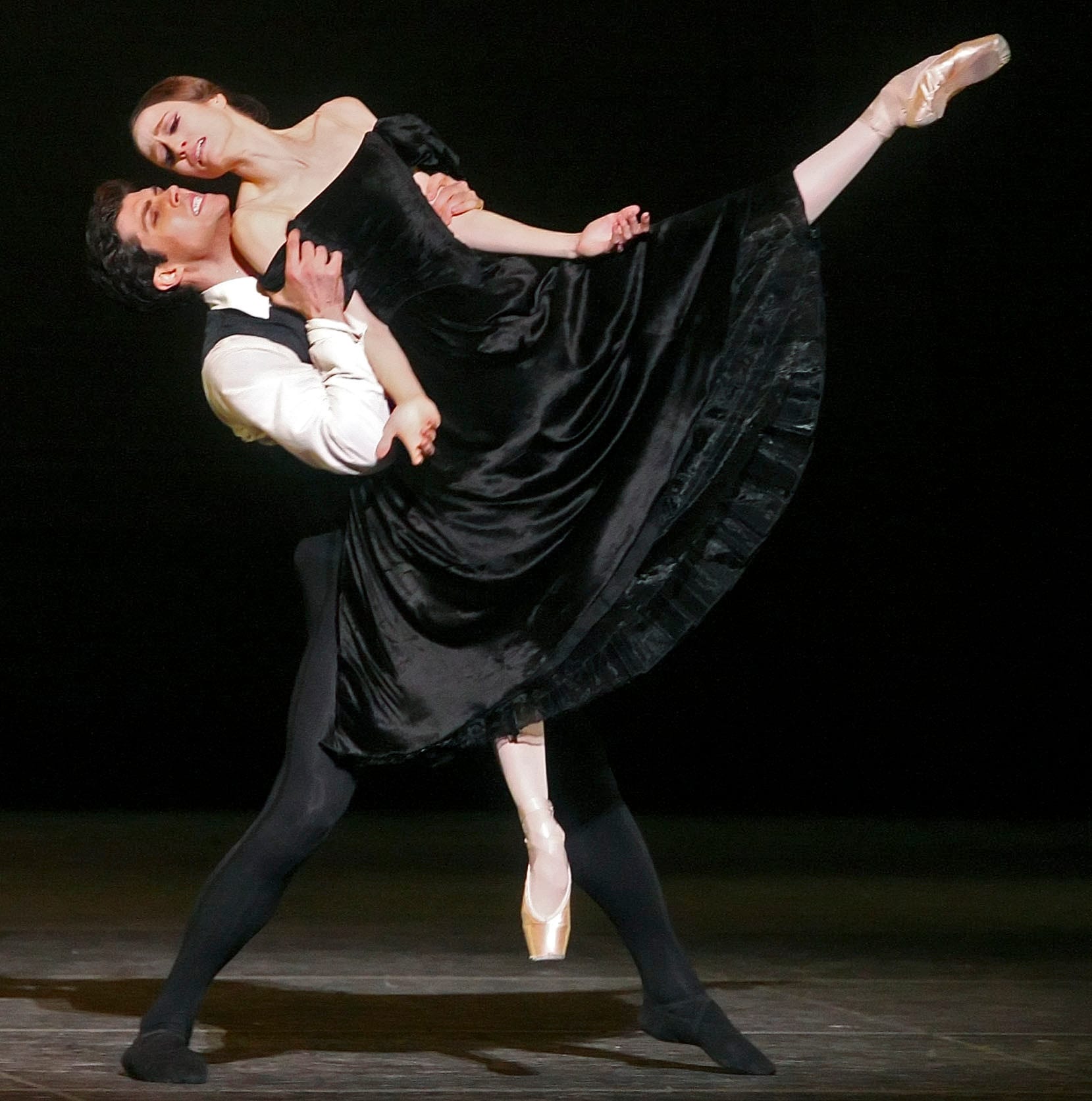 Roberto Bolle e Juliet Kent, dell'American Ballet Theatre, si esibiscono nella premiere aziendale di "Lady of the Camellias", a New York, il 25 maggio 2010. In questa versione in tre atti dell'amatissima storia strappalacrime di Alexandre Dumas fils, l'amore si verifica tra la cortigiana Marguerite Gautier e la giovane e ricca Armand Duval. (Andrea Mohin / The New York Times).